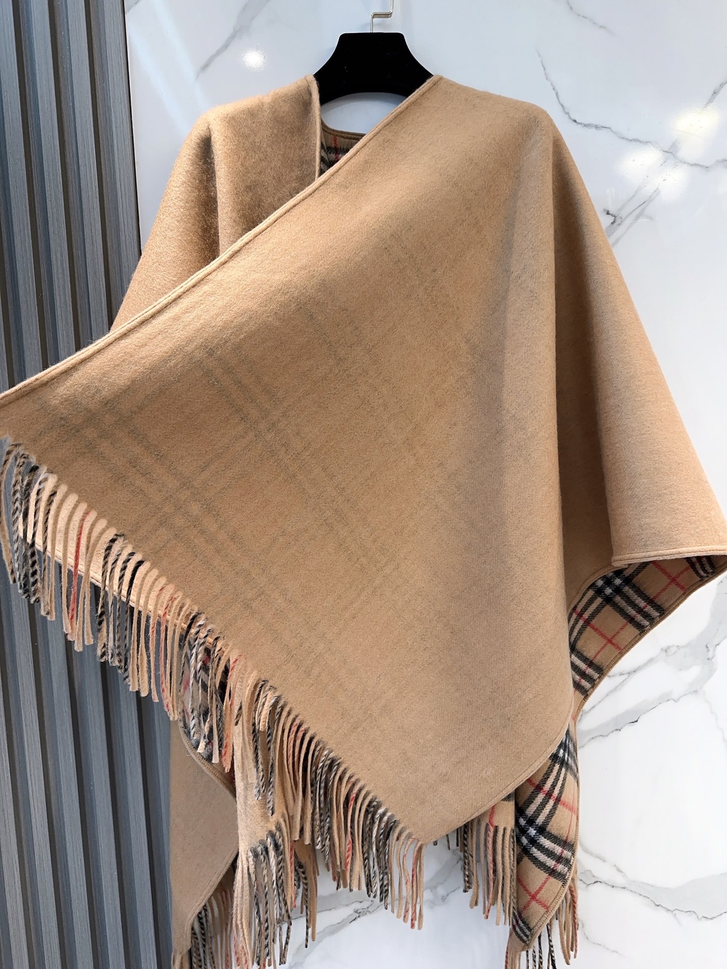 burberry经典英伦格双面斗篷披肩，超级好看，这批原单全包.本来订制出口单.但是不明原因被扣留，Qc