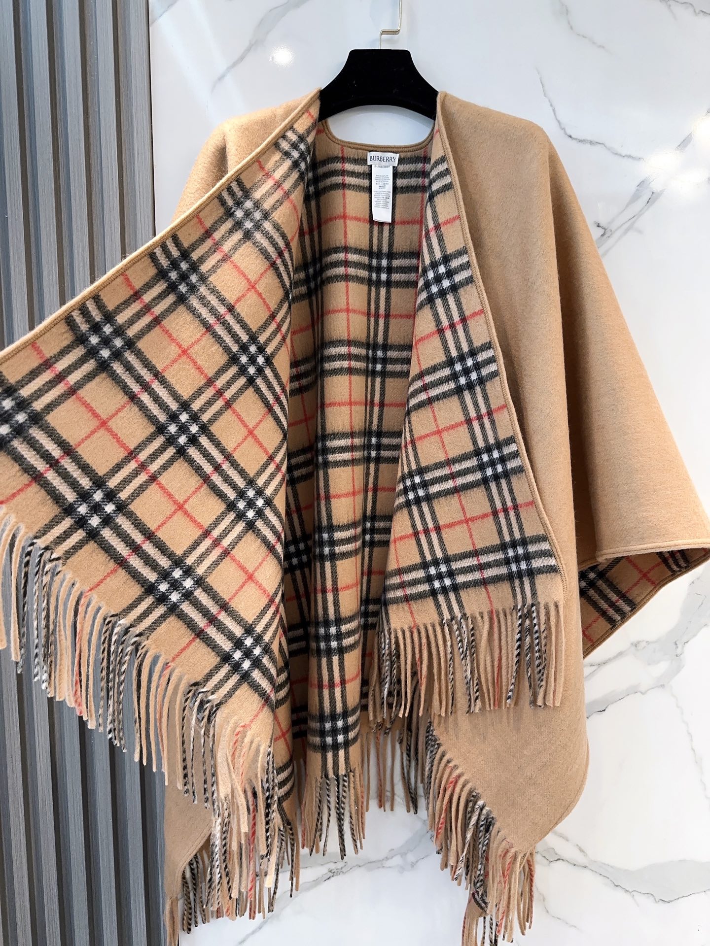 burberry经典英伦格双面斗篷披肩，超级好看，这批原单全包.本来订制出口单.但是不明原因被扣留，Qc