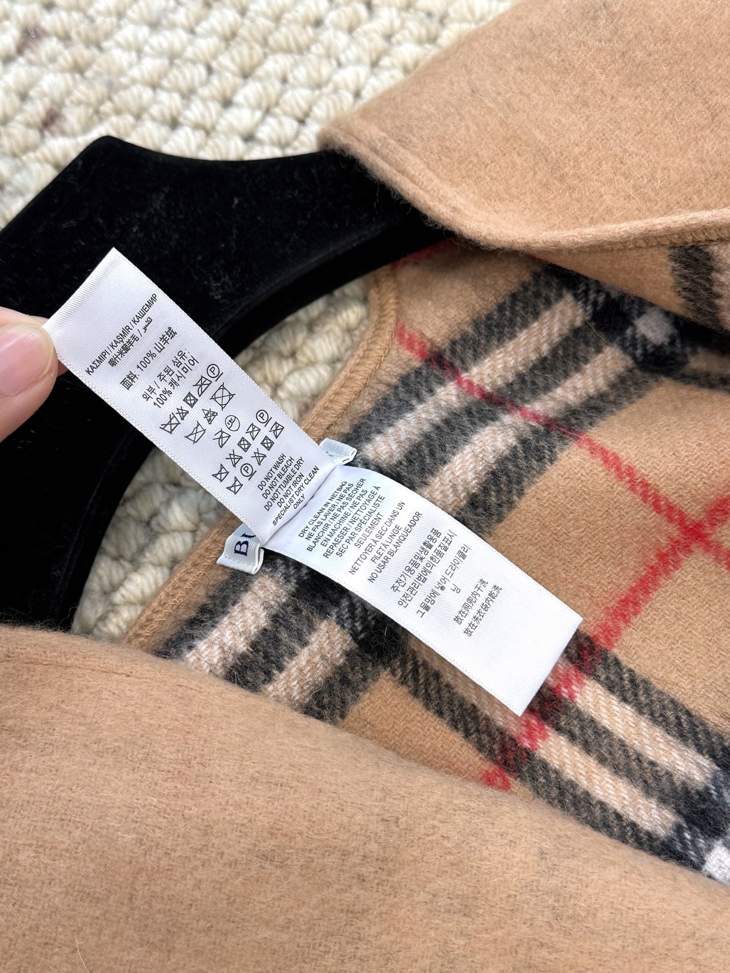 burberry经典英伦格双面斗篷披肩，超级好看，这批原单全包.本来订制出口单.但是不明原因被扣留，Qc