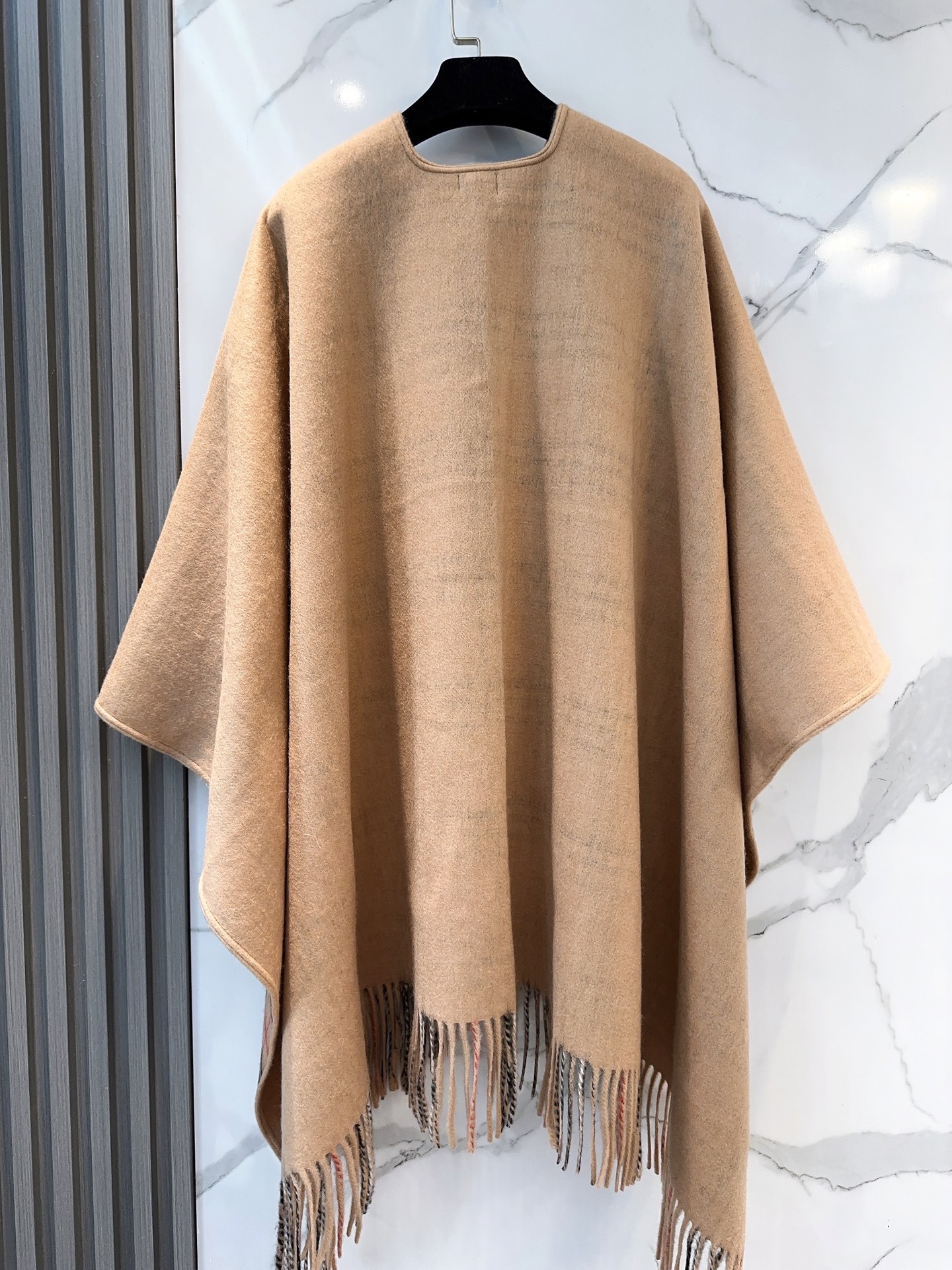 burberry经典英伦格双面斗篷披肩，超级好看，这批原单全包.本来订制出口单.但是不明原因被扣留，Qc