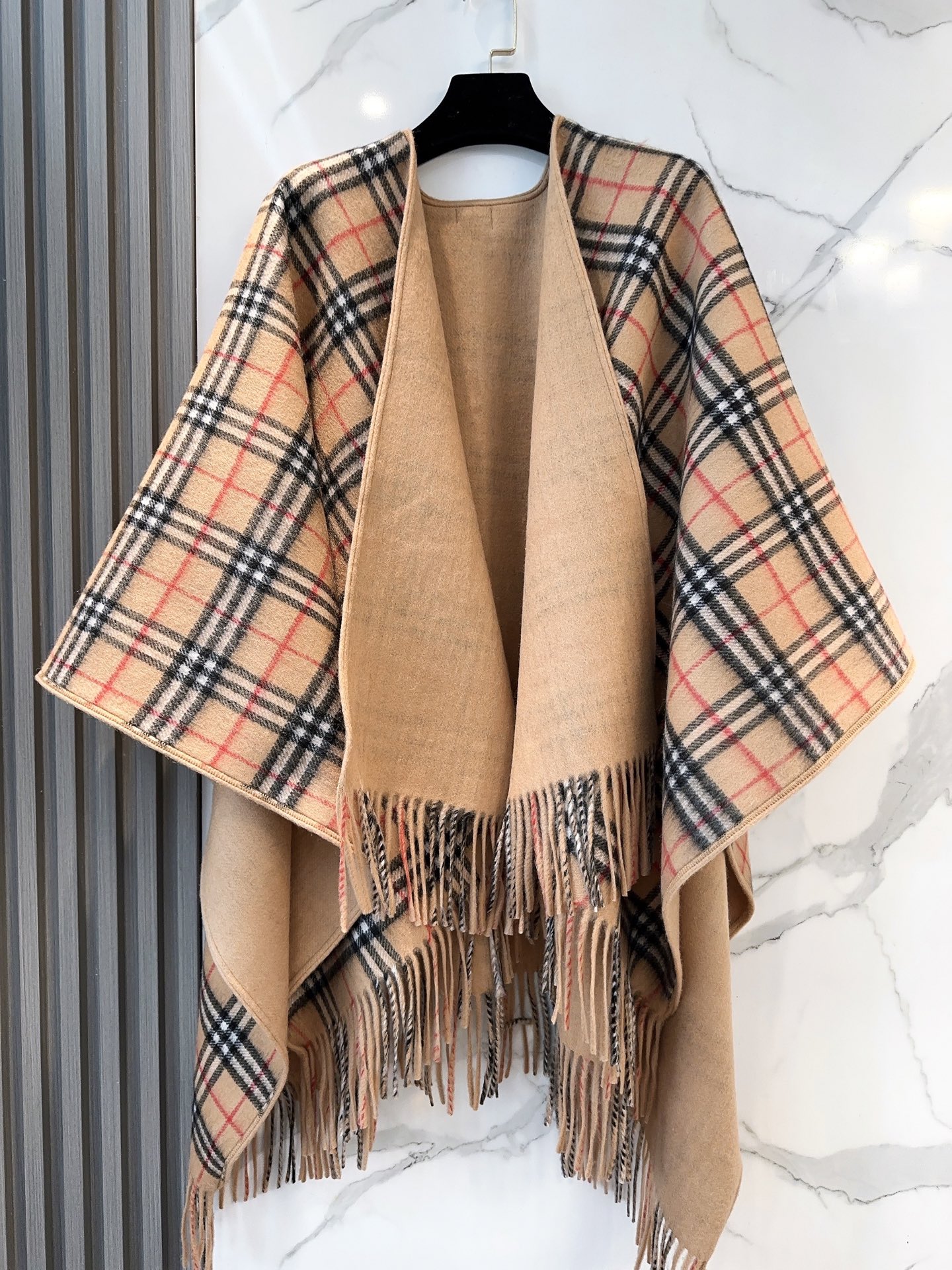 burberry经典英伦格双面斗篷披肩，超级好看，这批原单全包.本来订制出口单.但是不明原因被扣留，Qc