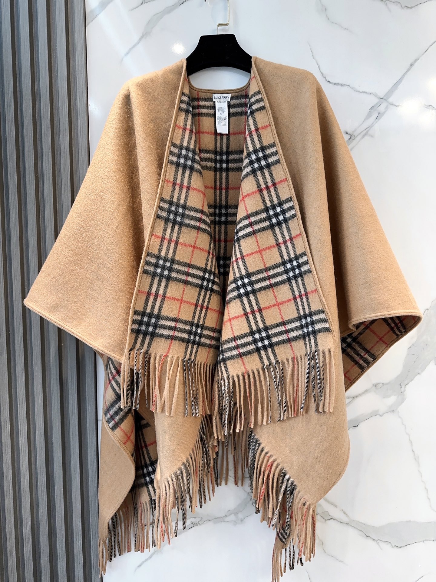 burberry经典英伦格双面斗篷披肩，超级好看，这批原单全包.本来订制出口单.但是不明原因被扣留，Qc