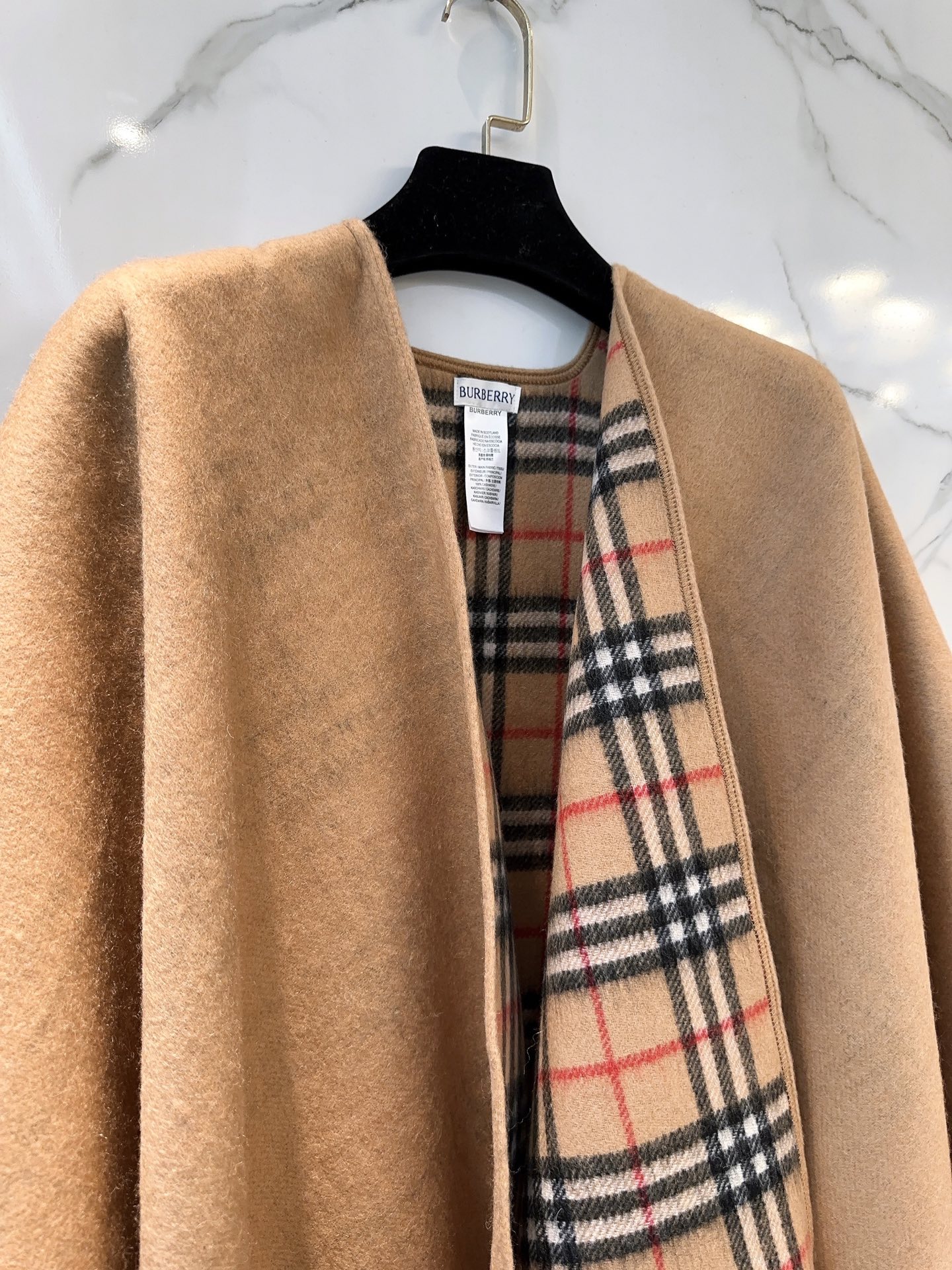 burberry经典英伦格双面斗篷披肩，超级好看，这批原单全包.本来订制出口单.但是不明原因被扣留，Qc