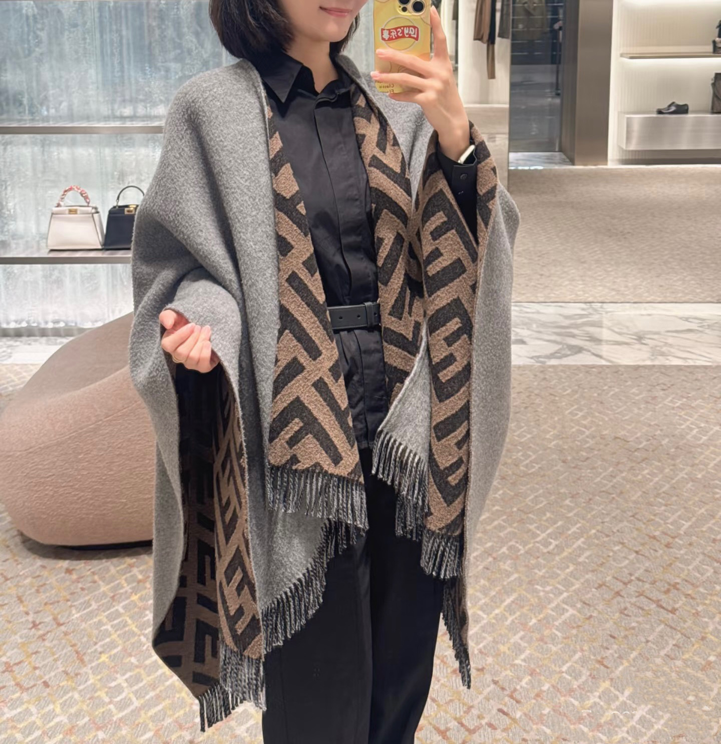 Fendi ‼芬迪Fendi重磅最新 FF字母元素双面老花斗篷 大 15500大洋