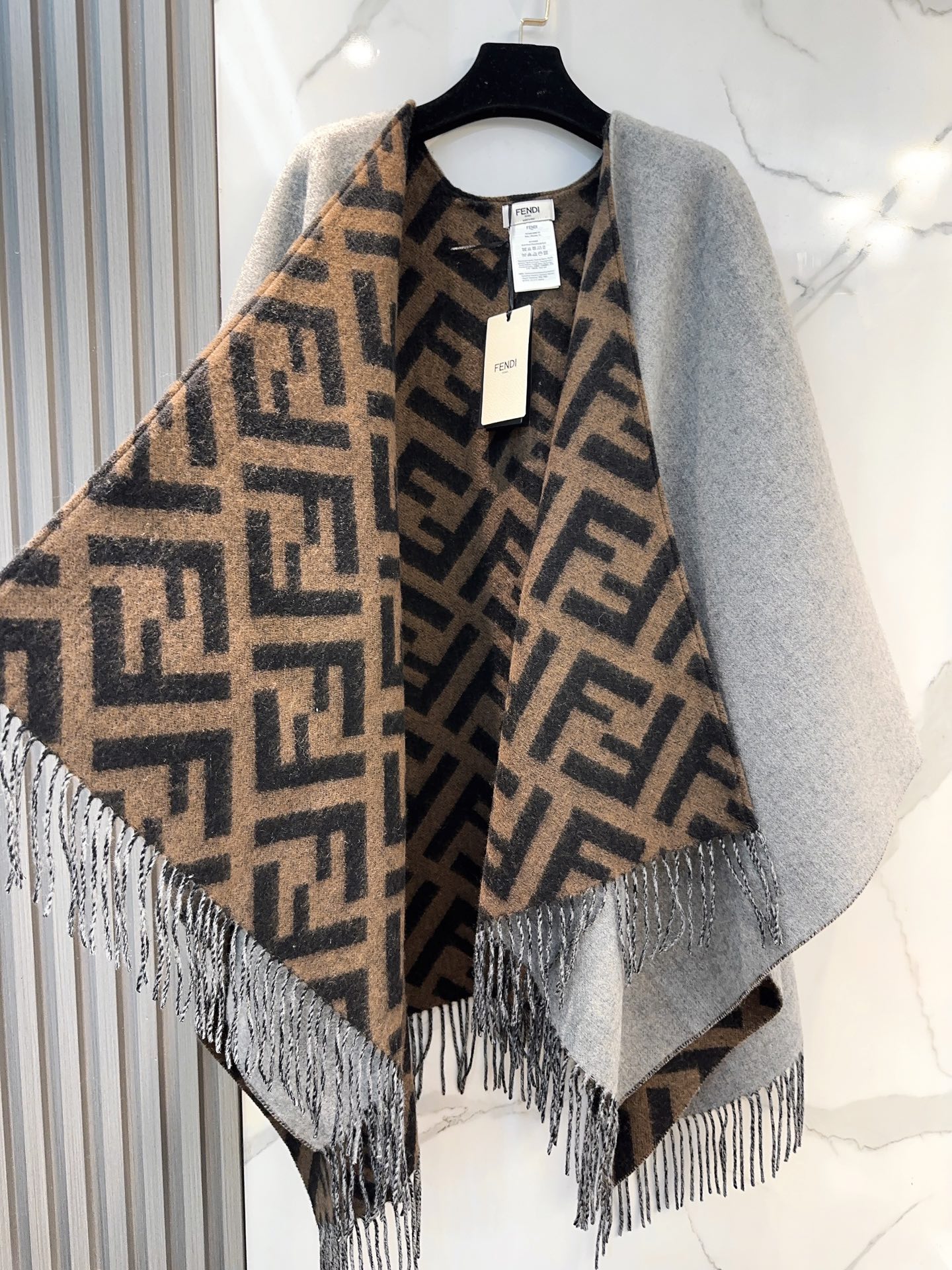 Fendi ‼芬迪Fendi重磅最新 FF字母元素双面老花斗篷 大 15500大洋