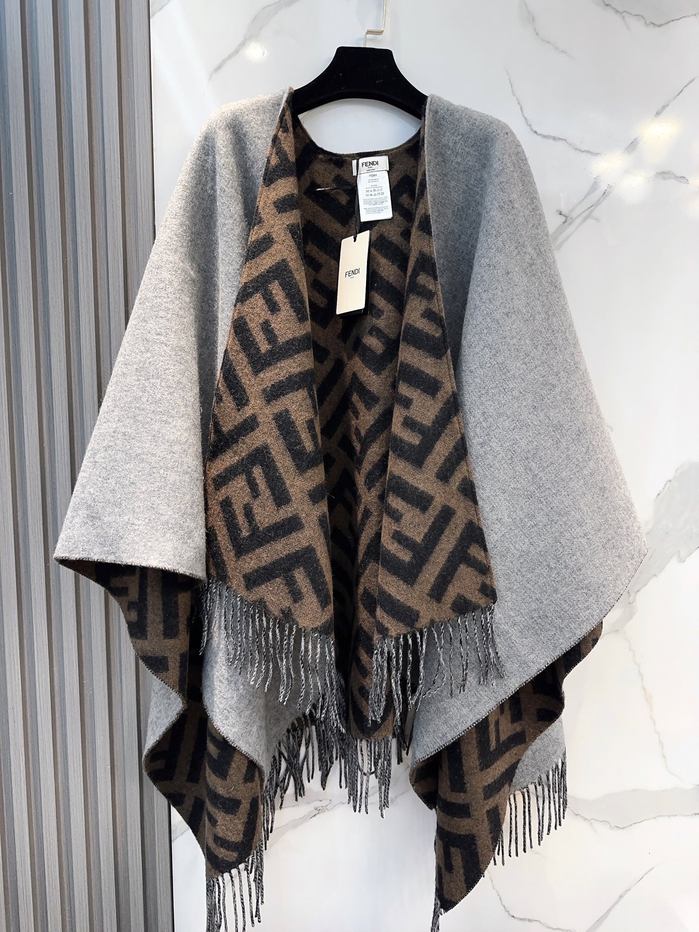 Fendi ‼芬迪Fendi重磅最新 FF字母元素双面老花斗篷 大 15500大洋