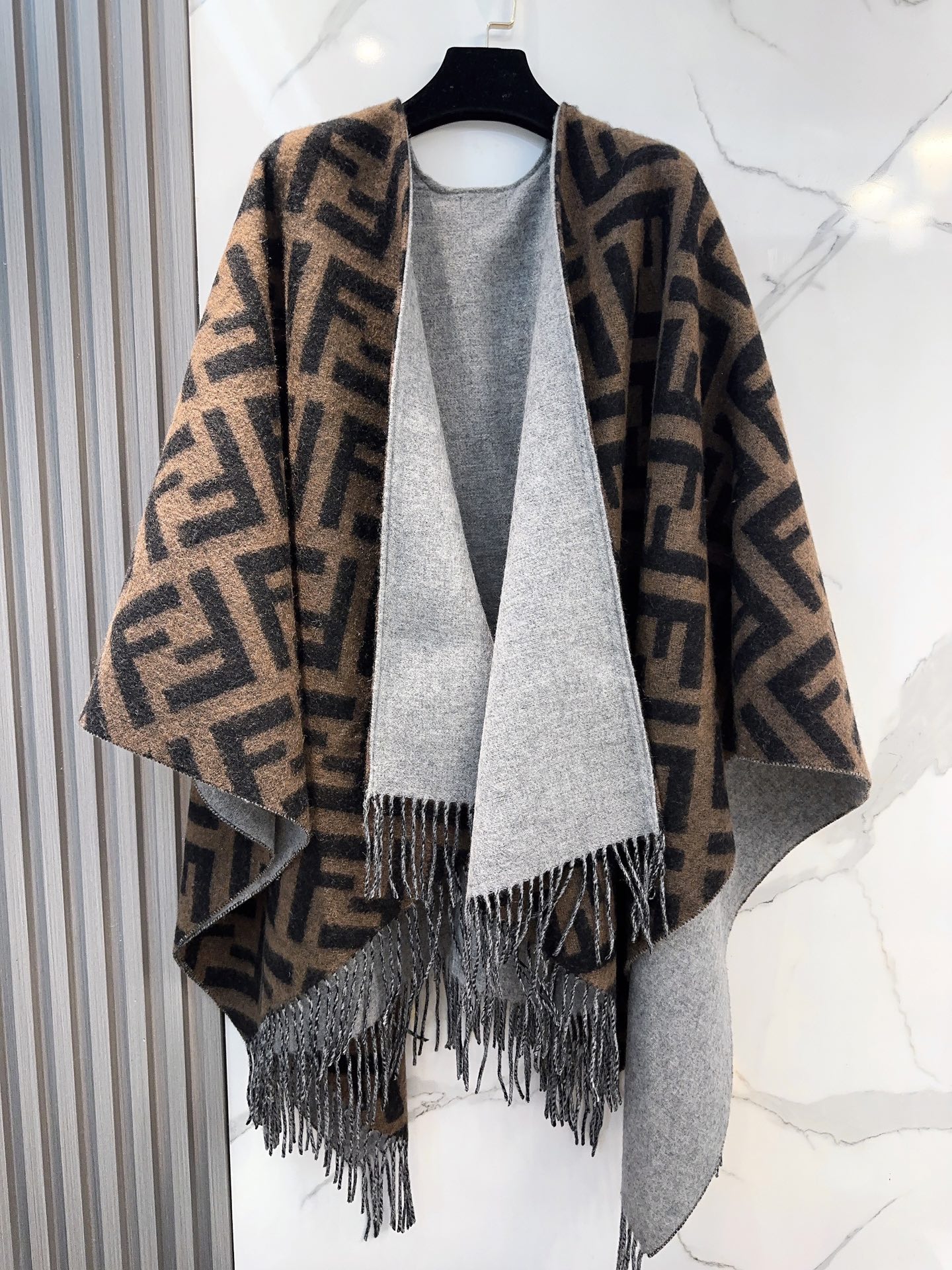 Fendi ‼芬迪Fendi重磅最新 FF字母元素双面老花斗篷 大 15500大洋
