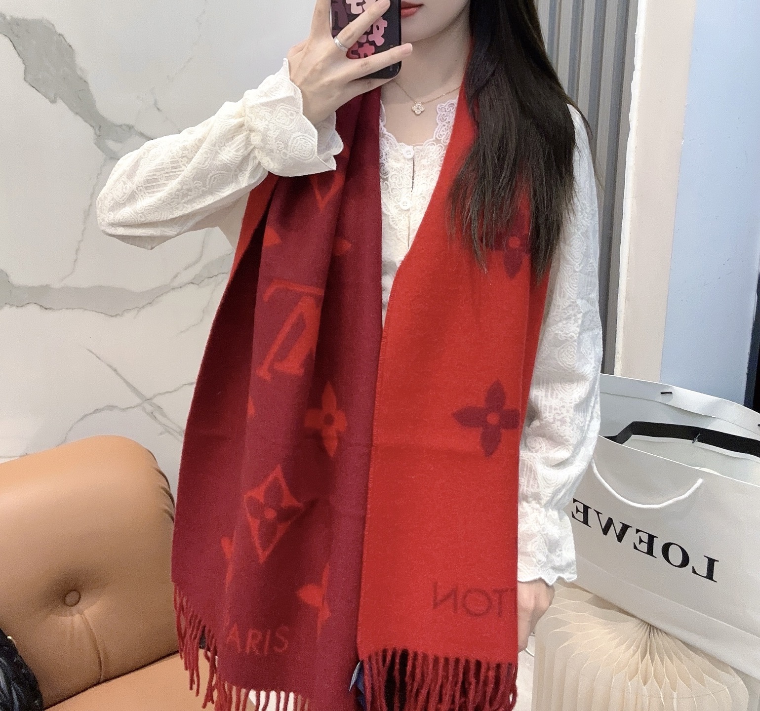 NO:602730,[Classic New Red] Recommended as the top seller, ready-made comparison of the versions on the market, you really don’t need to diss~ The first batch of cheating models shipped in China~ The strength of this model should not be underestimated. We have no intention of hyping this model, we just want to control the quality and keep silent, developing it silently  .Actually, when this model first came out and not many people knew about it, we had already bought a version and started developing it (many factories that were late in thinking waited until it became popular before buying a version, but they didn’t buy the version at all, so they just looked at the pictures...), so sisters of this model must be sure of our quality.  We spent several months just developing it to ensure quality. Don’t underestimate this scarf. The color matching and craftsmanship are very difficult. The color may be too dark or too light, so it took a long time to debug and finally it is exactly the same as the most popular Morandi color scheme nowadays ~ it’s stunningly beautiful.  Any woman who sees her will want to own one. The color scheme is so beautiful. The quantity of this batch is limited. I hope you all have the opportunity to be the first to own this lucky size: 45*190cm (including beard length) cashmere shawl. High version scarf, high version scarf, shawls19860909【经典新红色】销冠推荐,现货发售对比下市面上的版本,真的不用diss~国内第一批出货的流弊款~实力不容小觑这个款我们无心炒作只想好好的把控品质一直不声不响,默默开发.其实在这个款刚出来还没太多人知道的时候我们就已经买版在开发了(很多后知后觉的工厂等火了再买版,版都根本没买到,就对着图片做…),所以这个款姐妹们一定要认准我们品质我们光是开发就耗时数月,为的就是保证品质,不要小看这条围巾,里面的配色和工艺难度非常高.颜色深了浅了都不对,所以调试了很久终于一模一样时下最最流行的莫兰迪配色~美绝了.任何女人看到她都会希望拥有吧,配色太美好了这批数量有限,希望你们都有机会最先拥有这份幸运尺寸:45*190cm(含须长)羊绒披肩.高版本围巾,高版本围巾,shawls,scarf