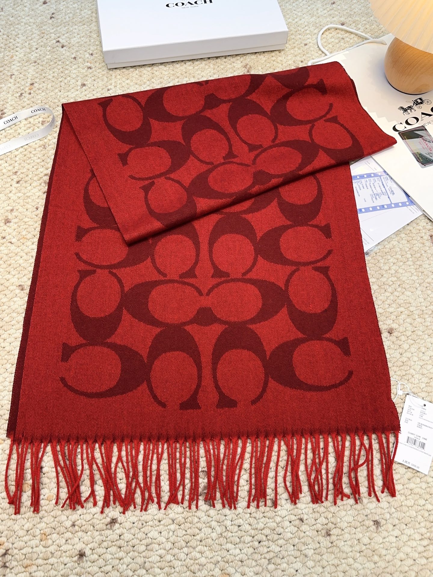 ￥150 蔻驰 2025年新款到！品质好 原版原标 懂行入 Coach爆款！太好看了吧！不仅有颜值还有品质，手感超级软糯和舒服，整体宽度还可以，算是个小披肩。正反面做的互补色，一面是深色logo搭配浅色底，另一面是相反色，秋冬围巾一定要冲这一条！97羊毛3羊绒 规格48*200