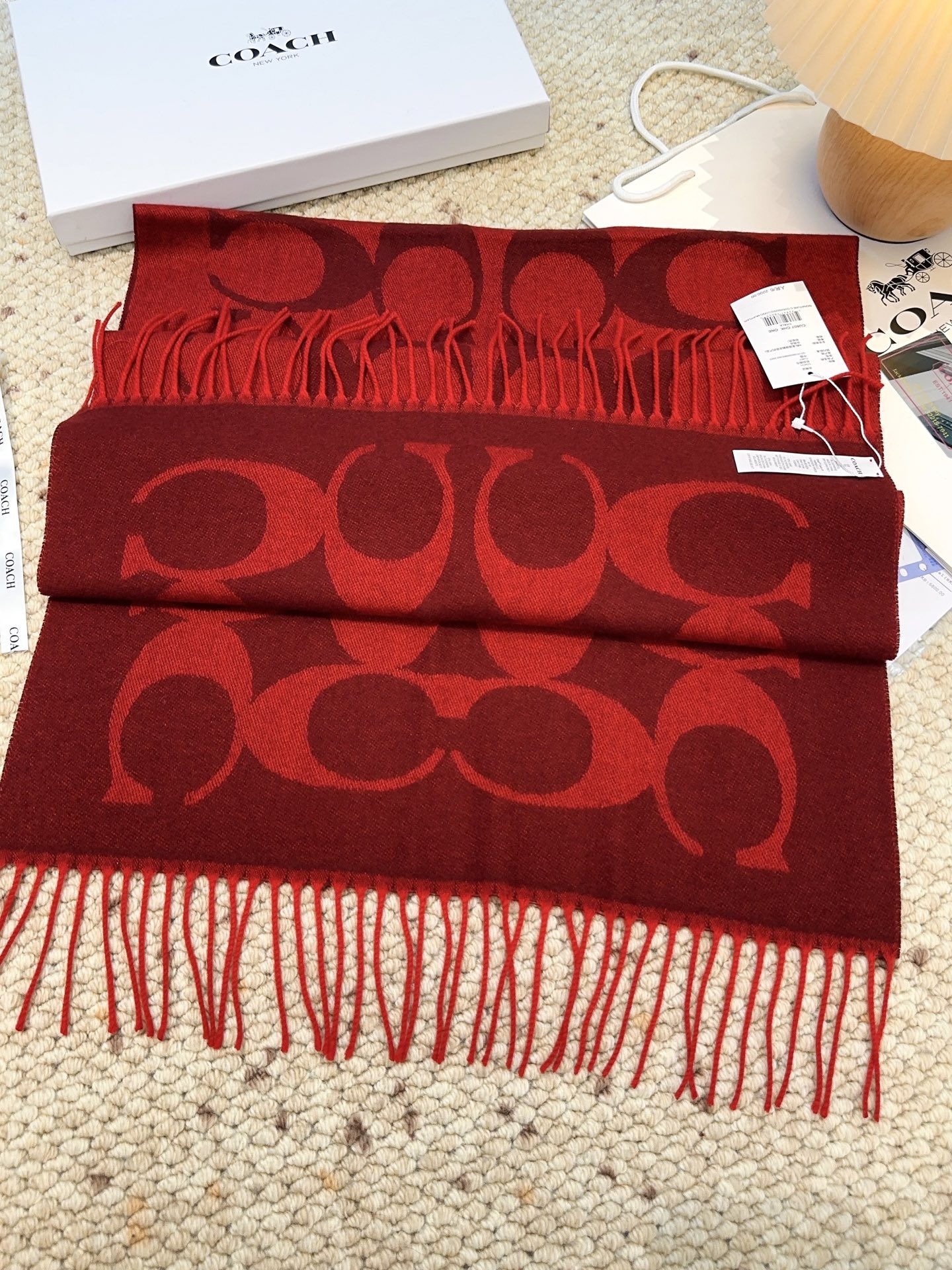 ￥150 蔻驰 2025年新款到！品质好 原版原标 懂行入 Coach爆款！太好看了吧！不仅有颜值还有品质，手感超级软糯和舒服，整体宽度还可以，算是个小披肩。正反面做的互补色，一面是深色logo搭配浅色底，另一面是相反色，秋冬围巾一定要冲这一条！97羊毛3羊绒 规格48*200