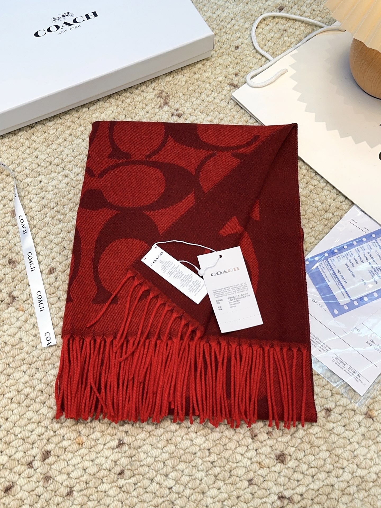 ￥150 蔻驰 2025年新款到！品质好 原版原标 懂行入 Coach爆款！太好看了吧！不仅有颜值还有品质，手感超级软糯和舒服，整体宽度还可以，算是个小披肩。正反面做的互补色，一面是深色logo搭配浅色底，另一面是相反色，秋冬围巾一定要冲这一条！97羊毛3羊绒 规格48*200