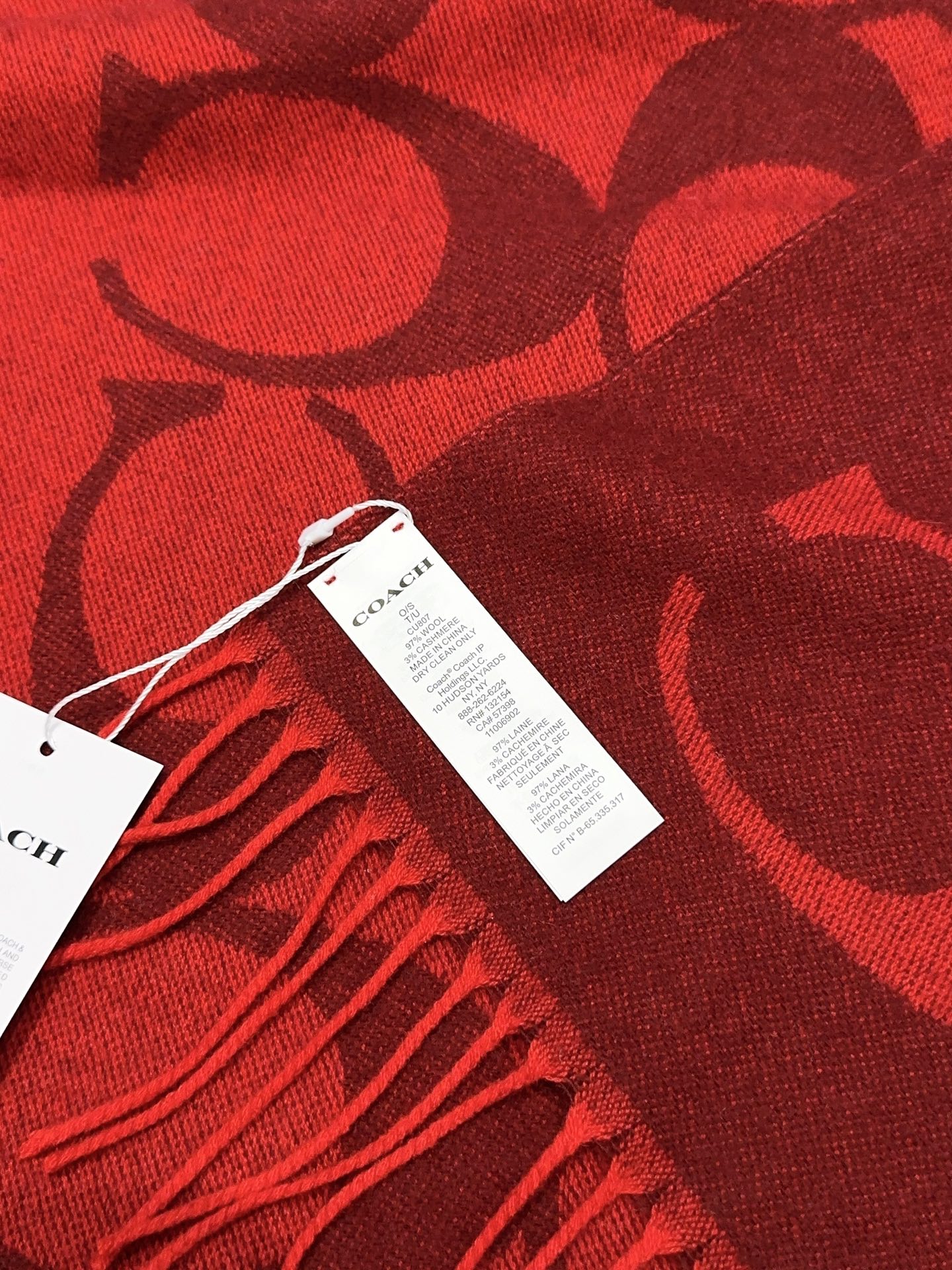 ￥150 蔻驰 2025年新款到！品质好 原版原标 懂行入 Coach爆款！太好看了吧！不仅有颜值还有品质，手感超级软糯和舒服，整体宽度还可以，算是个小披肩。正反面做的互补色，一面是深色logo搭配浅色底，另一面是相反色，秋冬围巾一定要冲这一条！97羊毛3羊绒 规格48*200