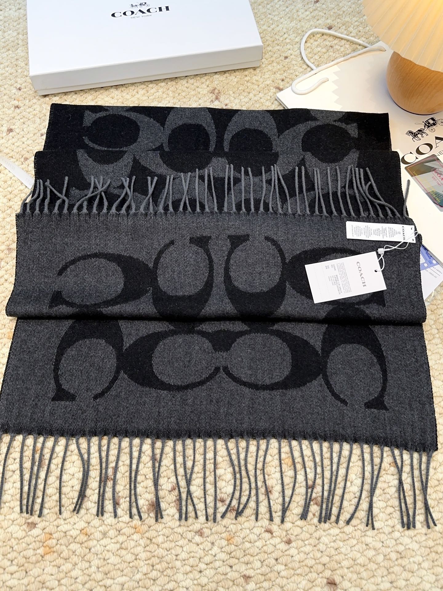 ￥150 蔻驰 2025年新款到！品质好 原版原标 懂行入 Coach爆款！太好看了吧！不仅有颜值还有品质，手感超级软糯和舒服，整体宽度还可以，算是个小披肩。正反面做的互补色，一面是深色logo搭配浅色底，另一面是相反色，秋冬围巾一定要冲这一条！97羊毛3羊绒 规格48*200