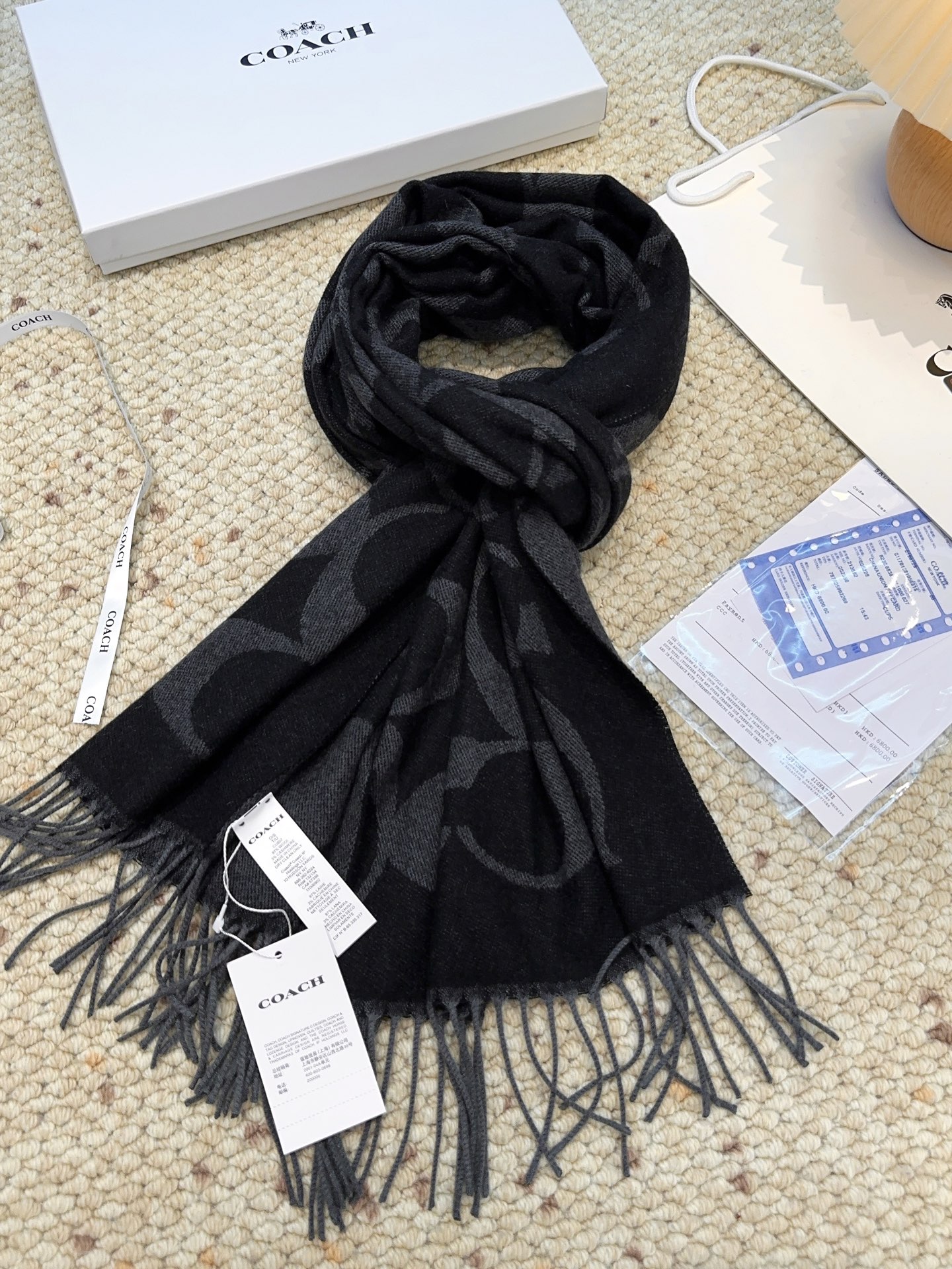 ￥150 蔻驰 2025年新款到！品质好 原版原标 懂行入 Coach爆款！太好看了吧！不仅有颜值还有品质，手感超级软糯和舒服，整体宽度还可以，算是个小披肩。正反面做的互补色，一面是深色logo搭配浅色底，另一面是相反色，秋冬围巾一定要冲这一条！97羊毛3羊绒 规格48*200