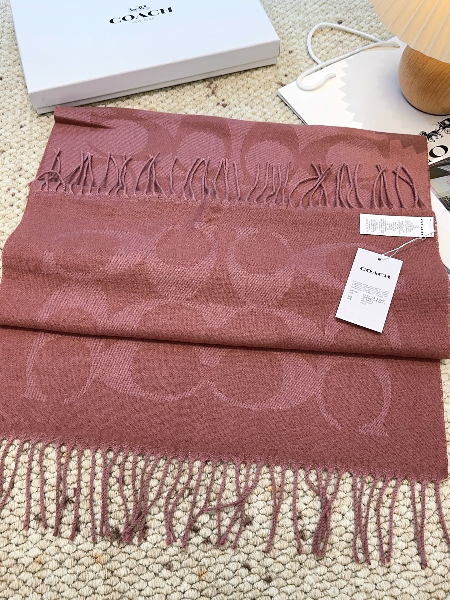 ￥150 蔻驰 2025年新款到！品质好 原版原标 懂行入 Coach爆款！太好看了吧！不仅有颜值还有品质，手感超级软糯和舒服，整体宽度还可以，算是个小披肩。正反面做的互补色，一面是深色logo搭配浅色底，另一面是相反色，秋冬围巾一定要冲这一条！97羊毛3羊绒 规格48*200