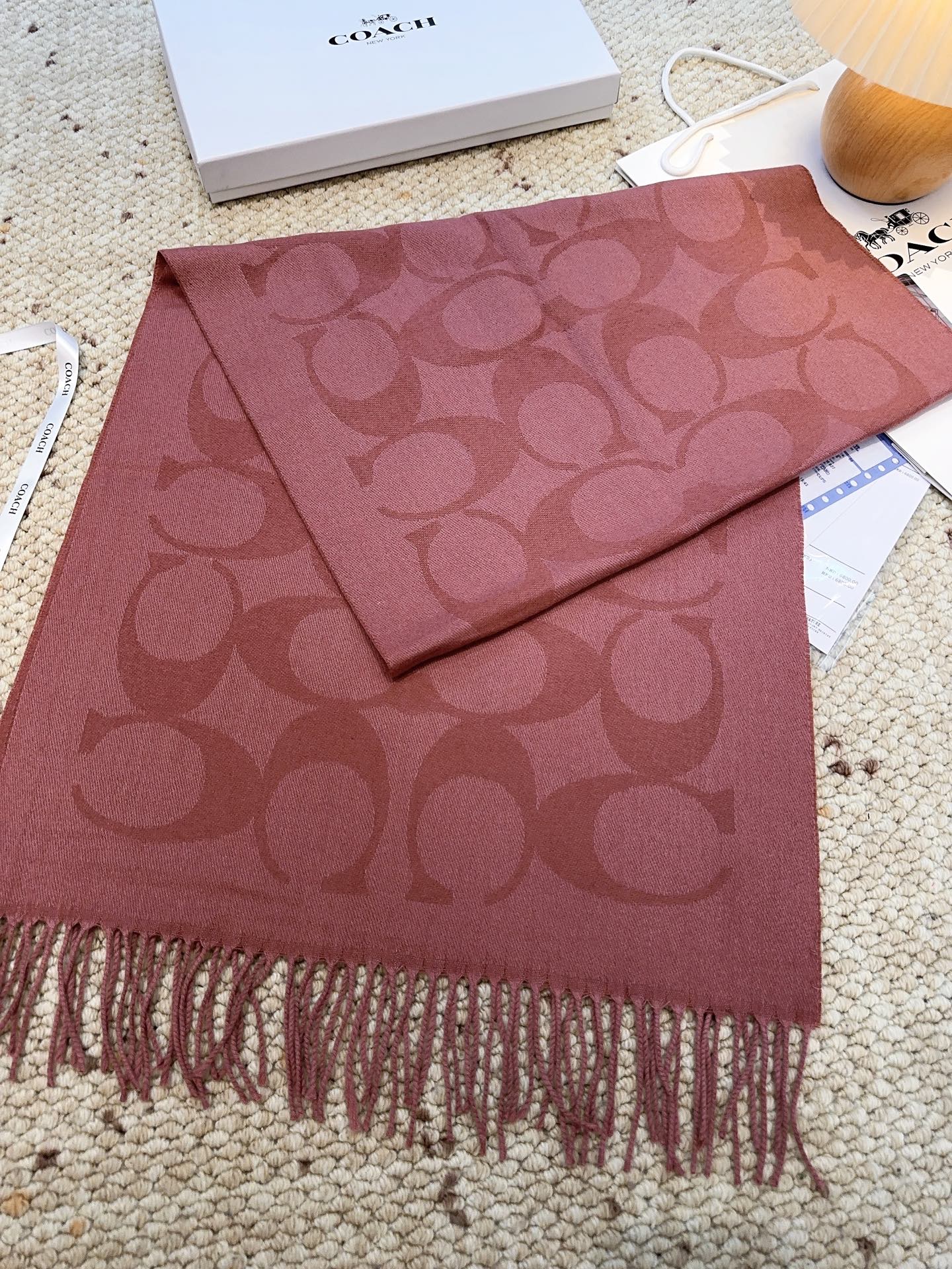 ￥150 蔻驰 2025年新款到！品质好 原版原标 懂行入 Coach爆款！太好看了吧！不仅有颜值还有品质，手感超级软糯和舒服，整体宽度还可以，算是个小披肩。正反面做的互补色，一面是深色logo搭配浅色底，另一面是相反色，秋冬围巾一定要冲这一条！97羊毛3羊绒 规格48*200