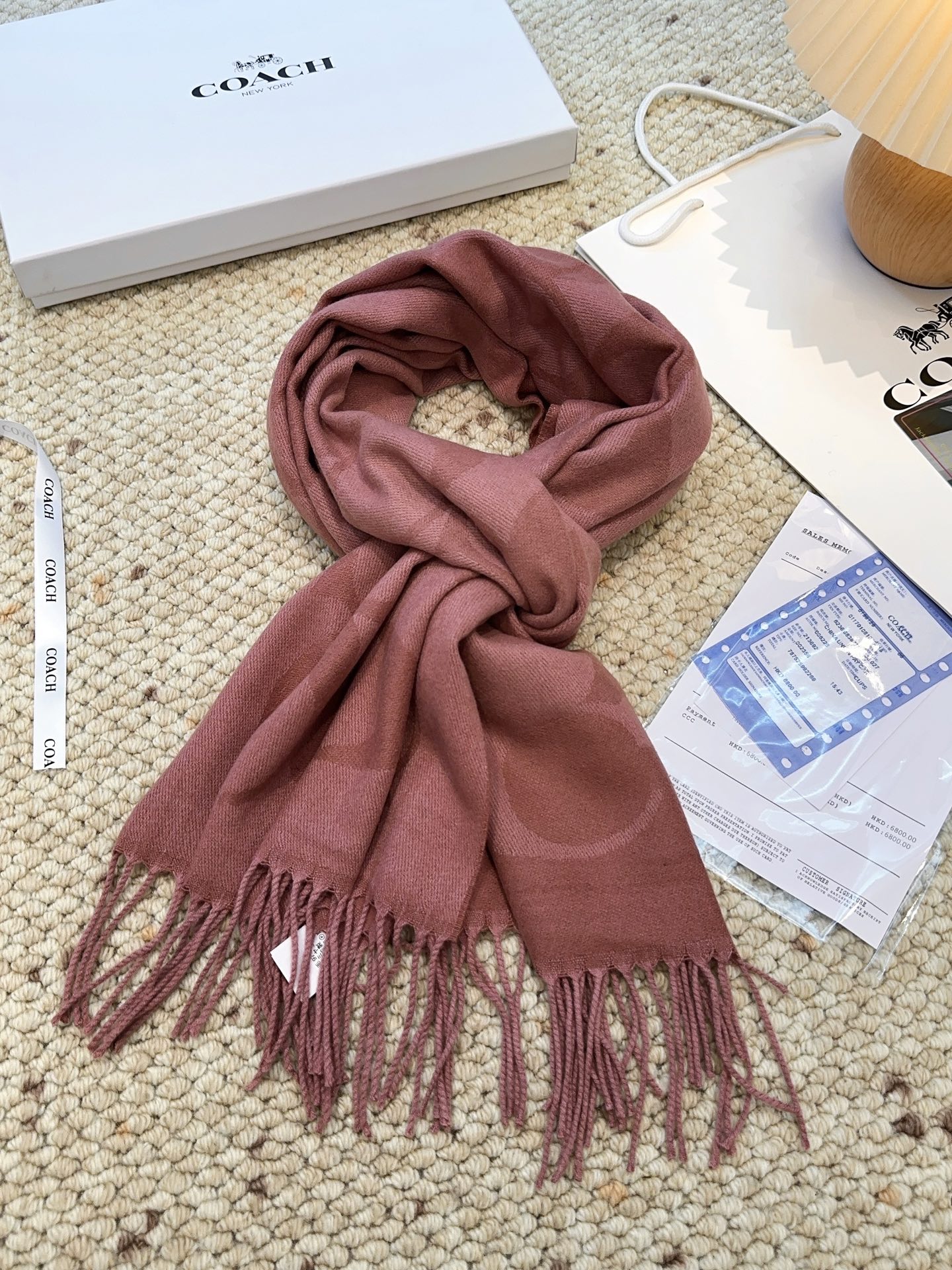 ￥150 蔻驰 2025年新款到！品质好 原版原标 懂行入 Coach爆款！太好看了吧！不仅有颜值还有品质，手感超级软糯和舒服，整体宽度还可以，算是个小披肩。正反面做的互补色，一面是深色logo搭配浅色底，另一面是相反色，秋冬围巾一定要冲这一条！97羊毛3羊绒 规格48*200