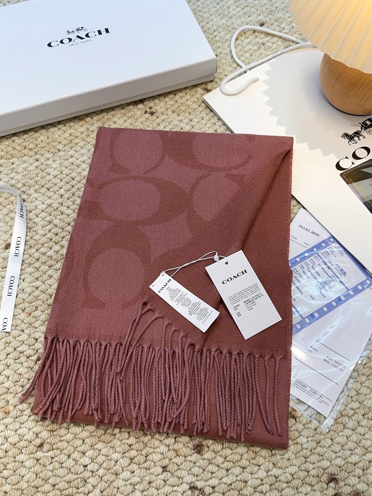 ￥150 蔻驰 2025年新款到！品质好 原版原标 懂行入 Coach爆款！太好看了吧！不仅有颜值还有品质，手感超级软糯和舒服，整体宽度还可以，算是个小披肩。正反面做的互补色，一面是深色logo搭配浅色底，另一面是相反色，秋冬围巾一定要冲这一条！97羊毛3羊绒 规格48*200