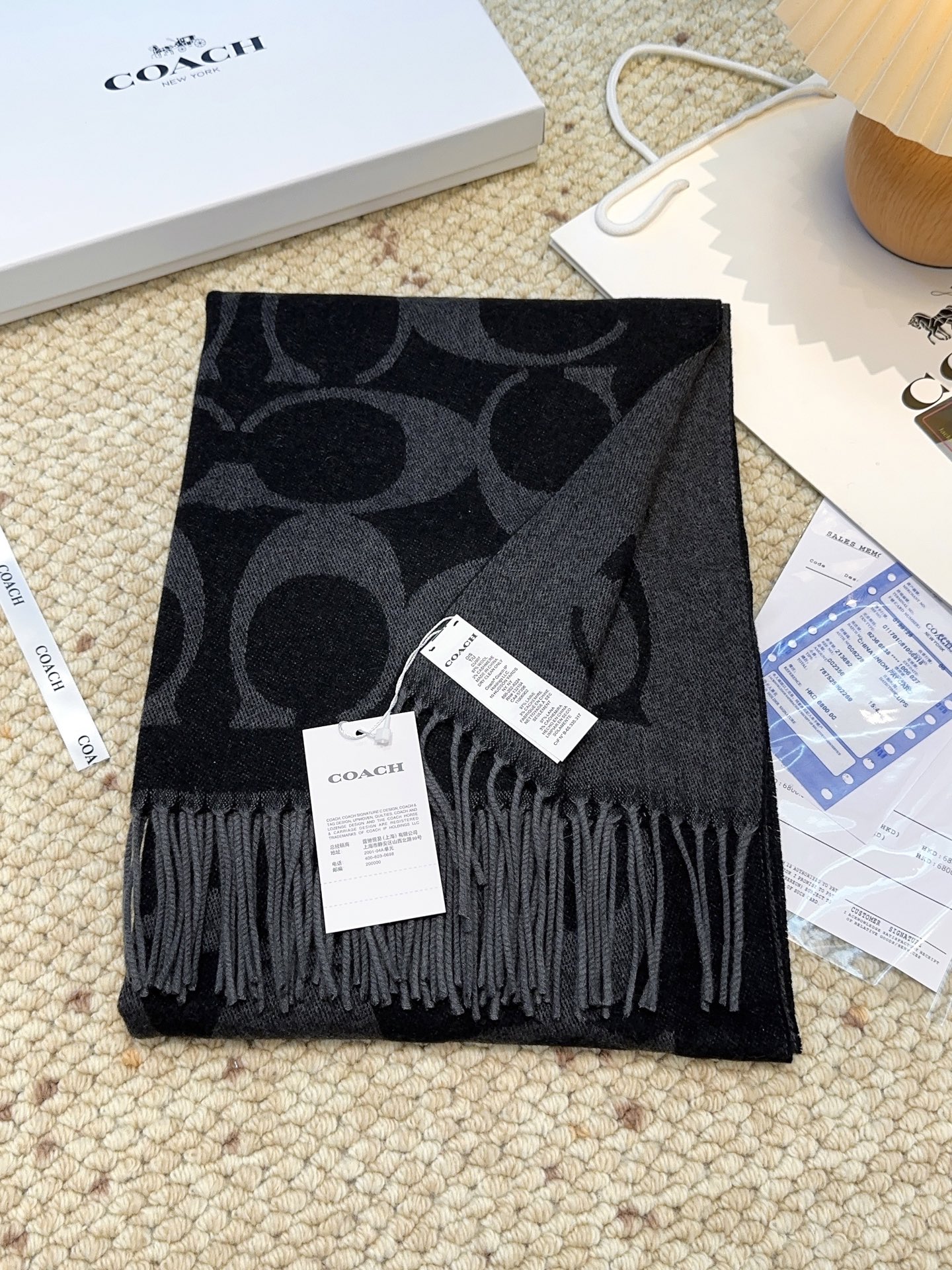 ￥150 蔻驰 2025年新款到！品质好 原版原标 懂行入 Coach爆款！太好看了吧！不仅有颜值还有品质，手感超级软糯和舒服，整体宽度还可以，算是个小披肩。正反面做的互补色，一面是深色logo搭配浅色底，另一面是相反色，秋冬围巾一定要冲这一条！97羊毛3羊绒 规格48*200
