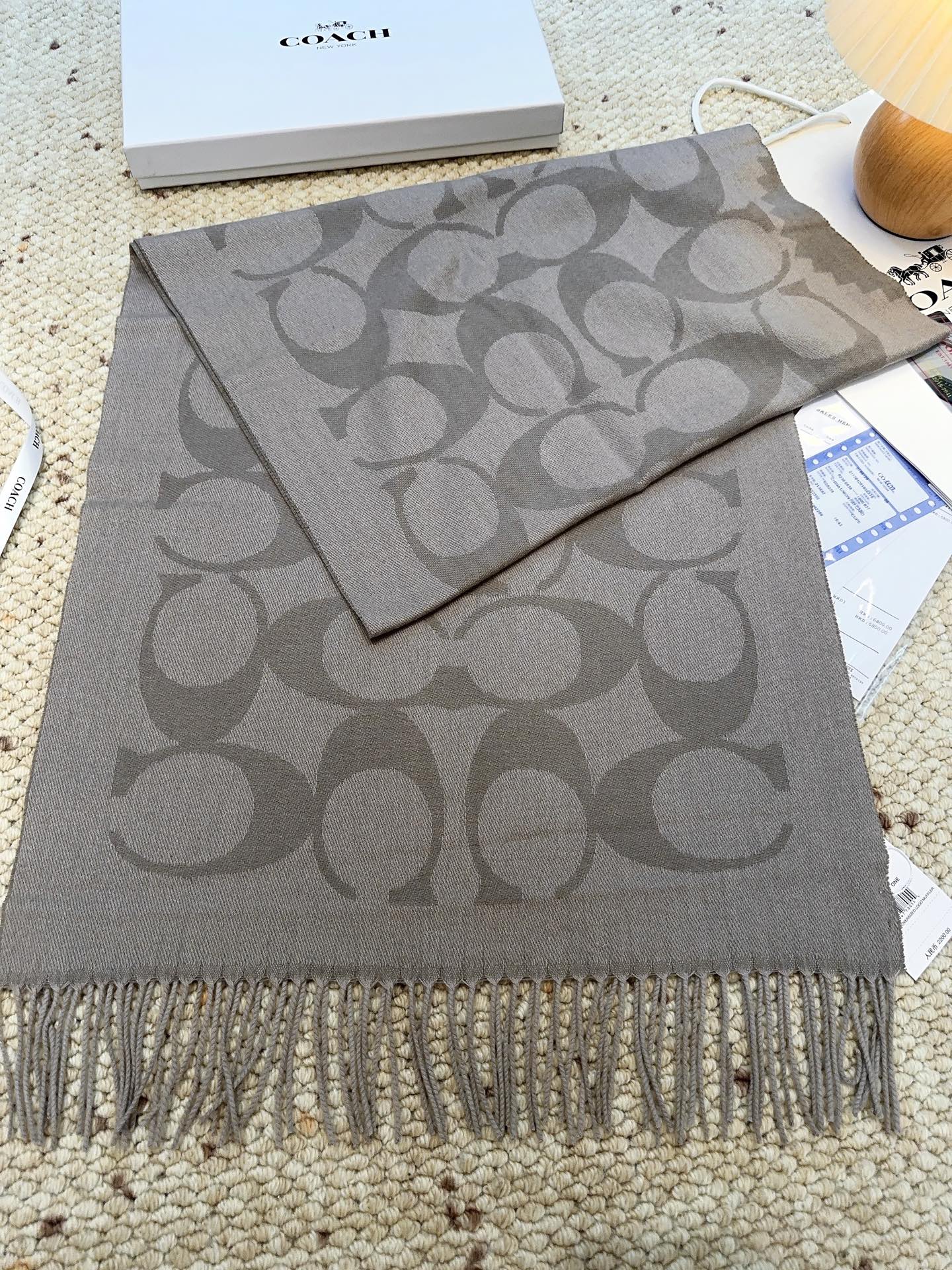 ￥150 蔻驰 2025年新款到！品质好 原版原标 懂行入 Coach爆款！太好看了吧！不仅有颜值还有品质，手感超级软糯和舒服，整体宽度还可以，算是个小披肩。正反面做的互补色，一面是深色logo搭配浅色底，另一面是相反色，秋冬围巾一定要冲这一条！97羊毛3羊绒 规格48*200