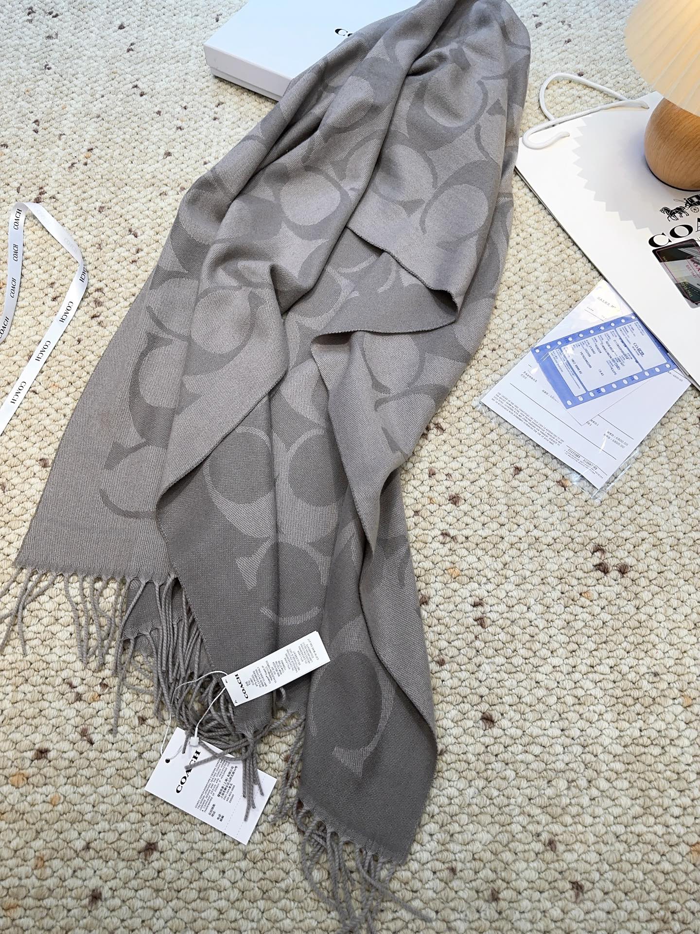 ￥150 蔻驰 2025年新款到！品质好 原版原标 懂行入 Coach爆款！太好看了吧！不仅有颜值还有品质，手感超级软糯和舒服，整体宽度还可以，算是个小披肩。正反面做的互补色，一面是深色logo搭配浅色底，另一面是相反色，秋冬围巾一定要冲这一条！97羊毛3羊绒 规格48*200