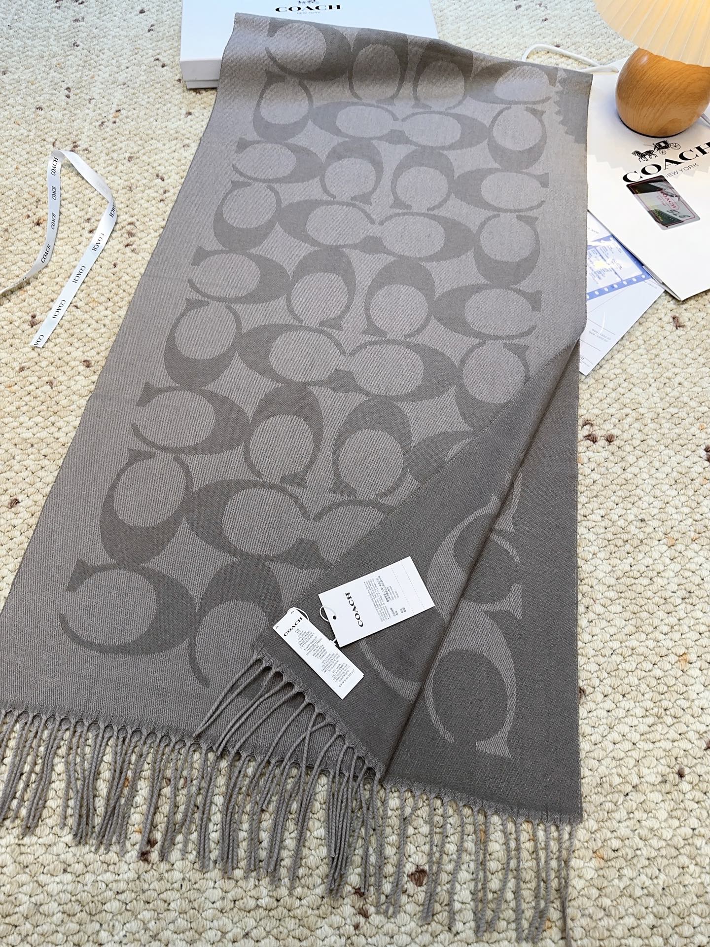 ￥150 蔻驰 2025年新款到！品质好 原版原标 懂行入 Coach爆款！太好看了吧！不仅有颜值还有品质，手感超级软糯和舒服，整体宽度还可以，算是个小披肩。正反面做的互补色，一面是深色logo搭配浅色底，另一面是相反色，秋冬围巾一定要冲这一条！97羊毛3羊绒 规格48*200