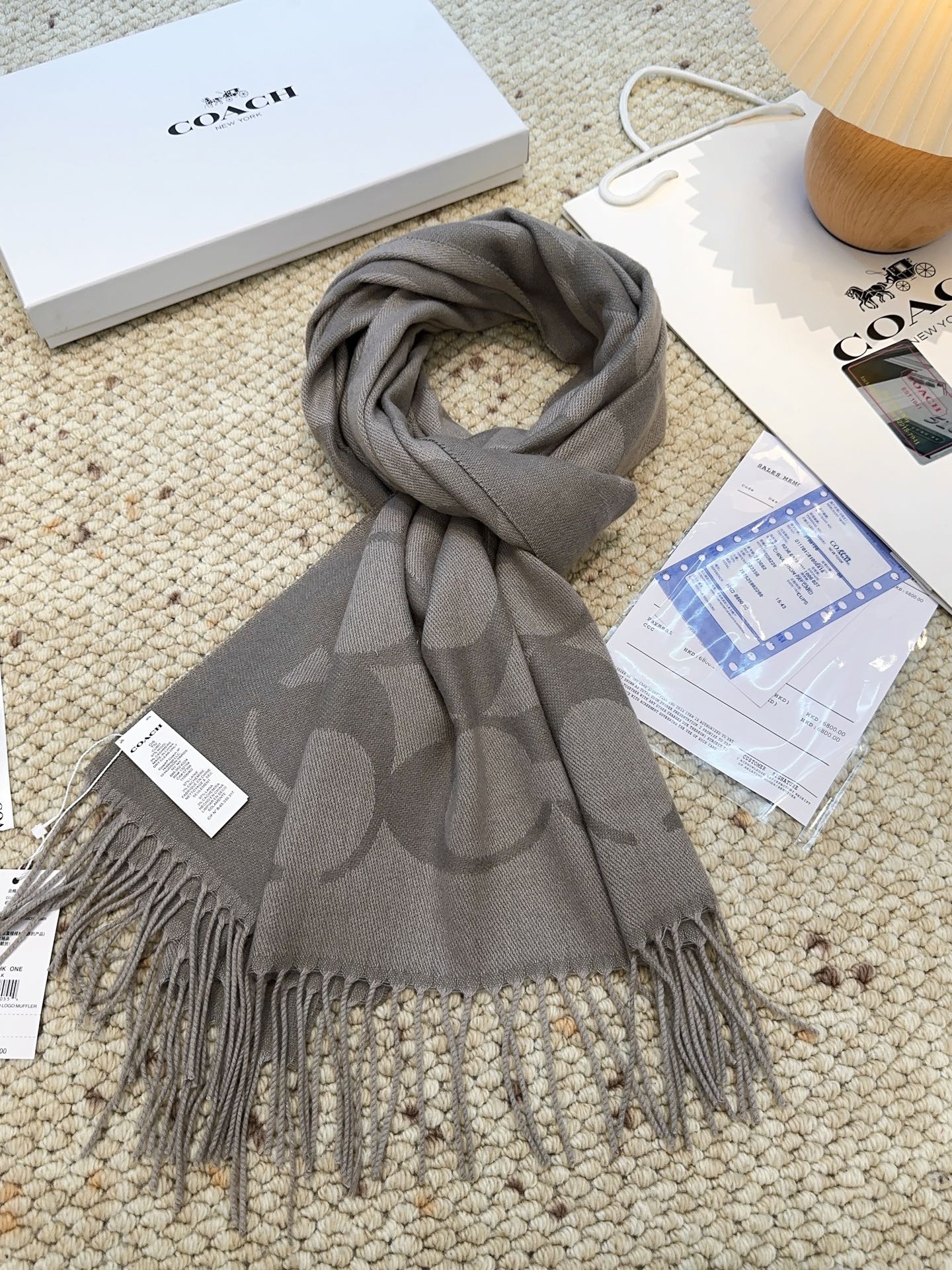 ￥150 蔻驰 2025年新款到！品质好 原版原标 懂行入 Coach爆款！太好看了吧！不仅有颜值还有品质，手感超级软糯和舒服，整体宽度还可以，算是个小披肩。正反面做的互补色，一面是深色logo搭配浅色底，另一面是相反色，秋冬围巾一定要冲这一条！97羊毛3羊绒 规格48*200