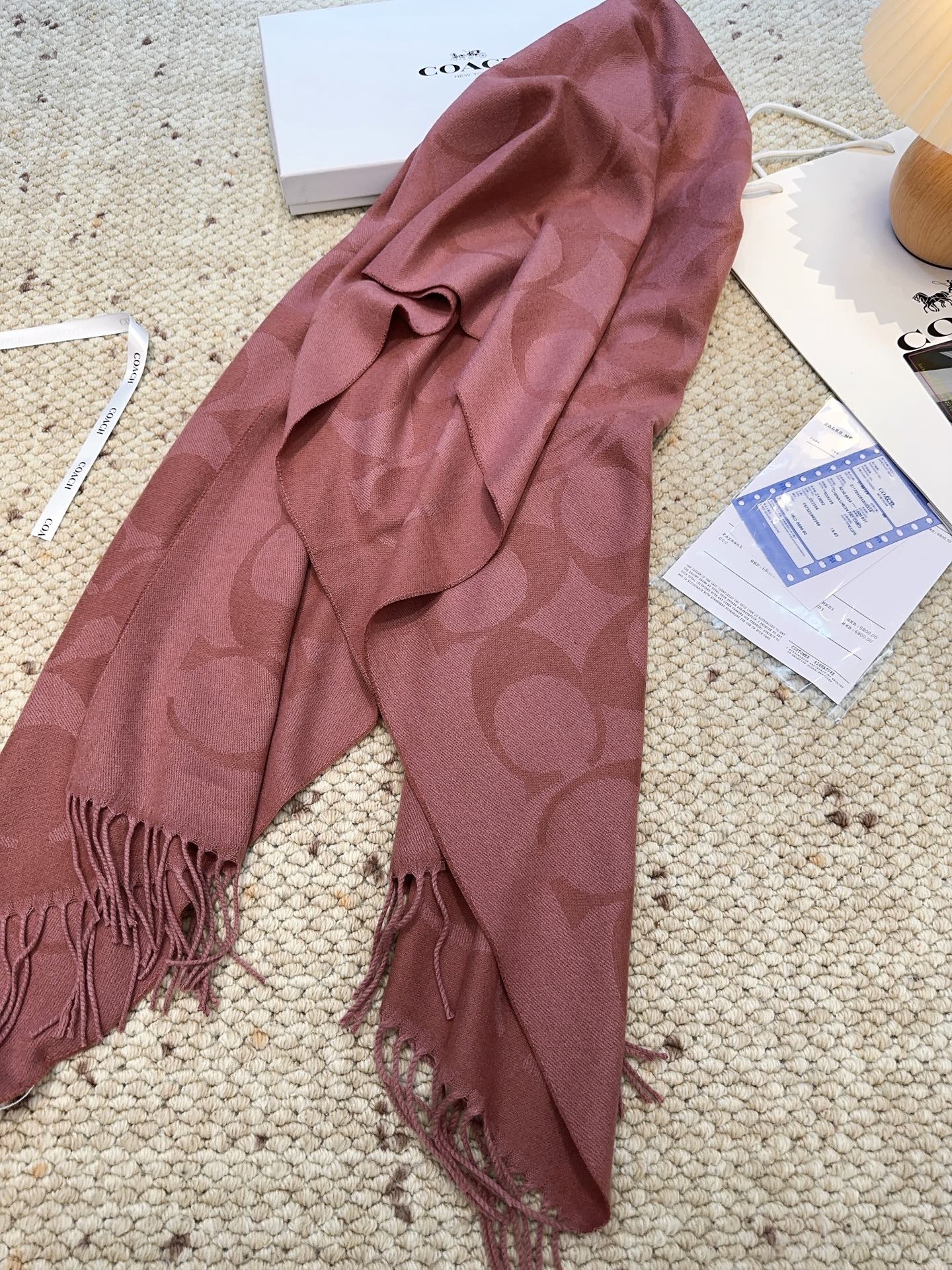 ￥150 蔻驰 2025年新款到！品质好 原版原标 懂行入 Coach爆款！太好看了吧！不仅有颜值还有品质，手感超级软糯和舒服，整体宽度还可以，算是个小披肩。正反面做的互补色，一面是深色logo搭配浅色底，另一面是相反色，秋冬围巾一定要冲这一条！97羊毛3羊绒 规格48*200