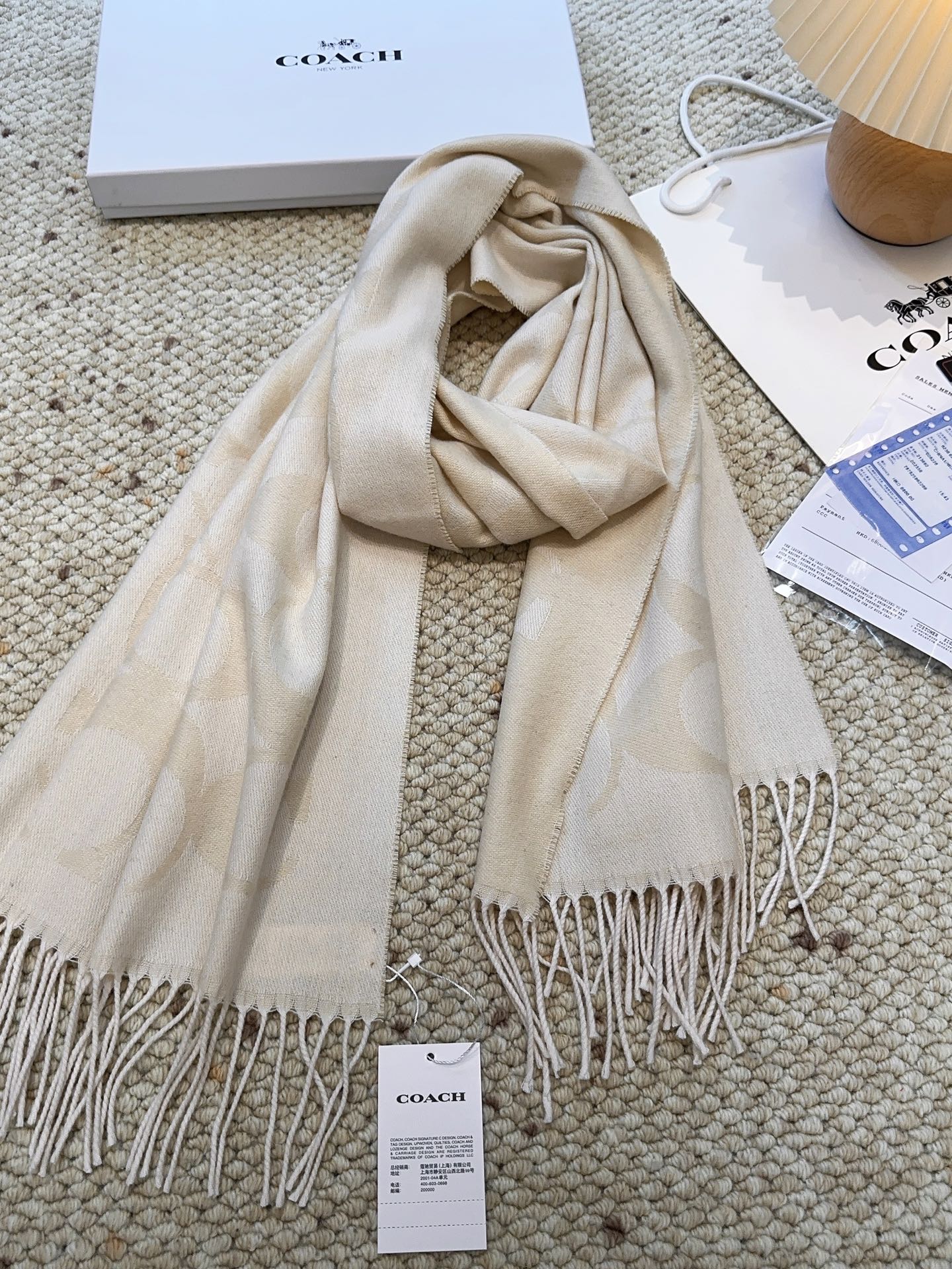 ￥150 蔻驰 2025年新款到！品质好 原版原标 懂行入 Coach爆款！太好看了吧！不仅有颜值还有品质，手感超级软糯和舒服，整体宽度还可以，算是个小披肩。正反面做的互补色，一面是深色logo搭配浅色底，另一面是相反色，秋冬围巾一定要冲这一条！97羊毛3羊绒 规格48*200