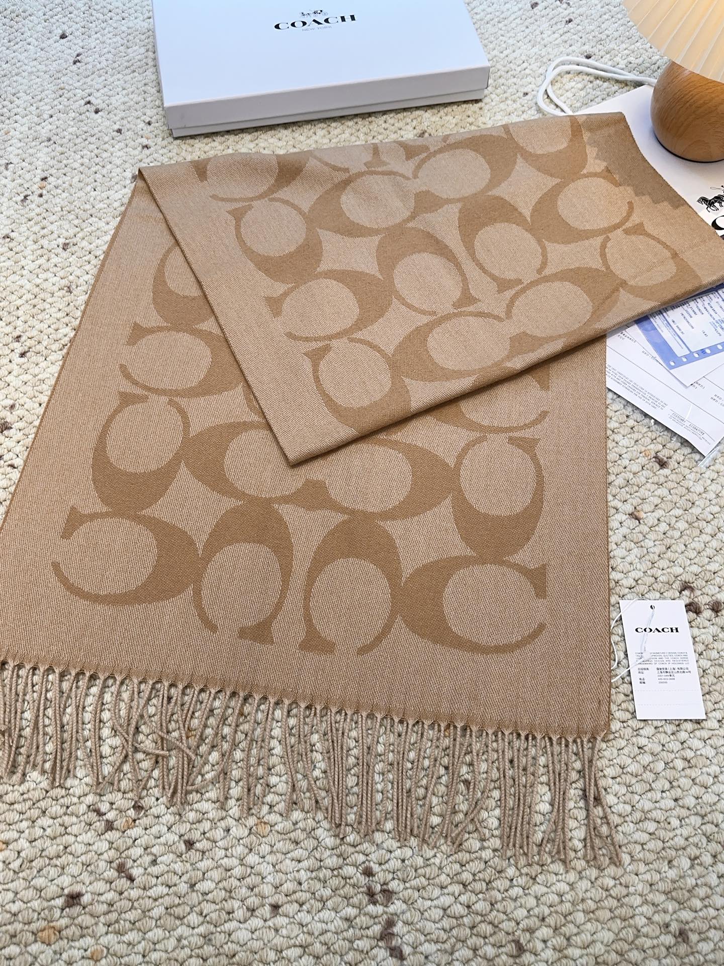 ￥150 蔻驰 2025年新款到！品质好 原版原标 懂行入 Coach爆款！太好看了吧！不仅有颜值还有品质，手感超级软糯和舒服，整体宽度还可以，算是个小披肩。正反面做的互补色，一面是深色logo搭配浅色底，另一面是相反色，秋冬围巾一定要冲这一条！97羊毛3羊绒 规格48*200