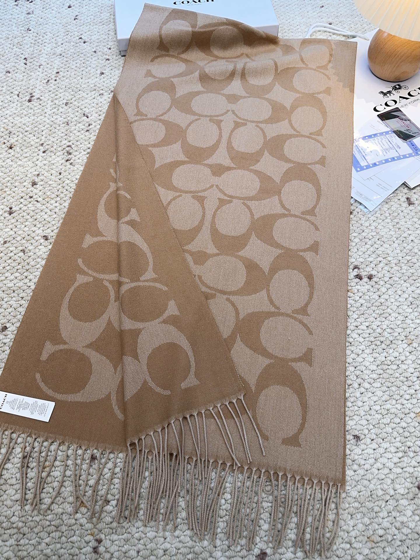 ￥150 蔻驰 2025年新款到！品质好 原版原标 懂行入 Coach爆款！太好看了吧！不仅有颜值还有品质，手感超级软糯和舒服，整体宽度还可以，算是个小披肩。正反面做的互补色，一面是深色logo搭配浅色底，另一面是相反色，秋冬围巾一定要冲这一条！97羊毛3羊绒 规格48*200