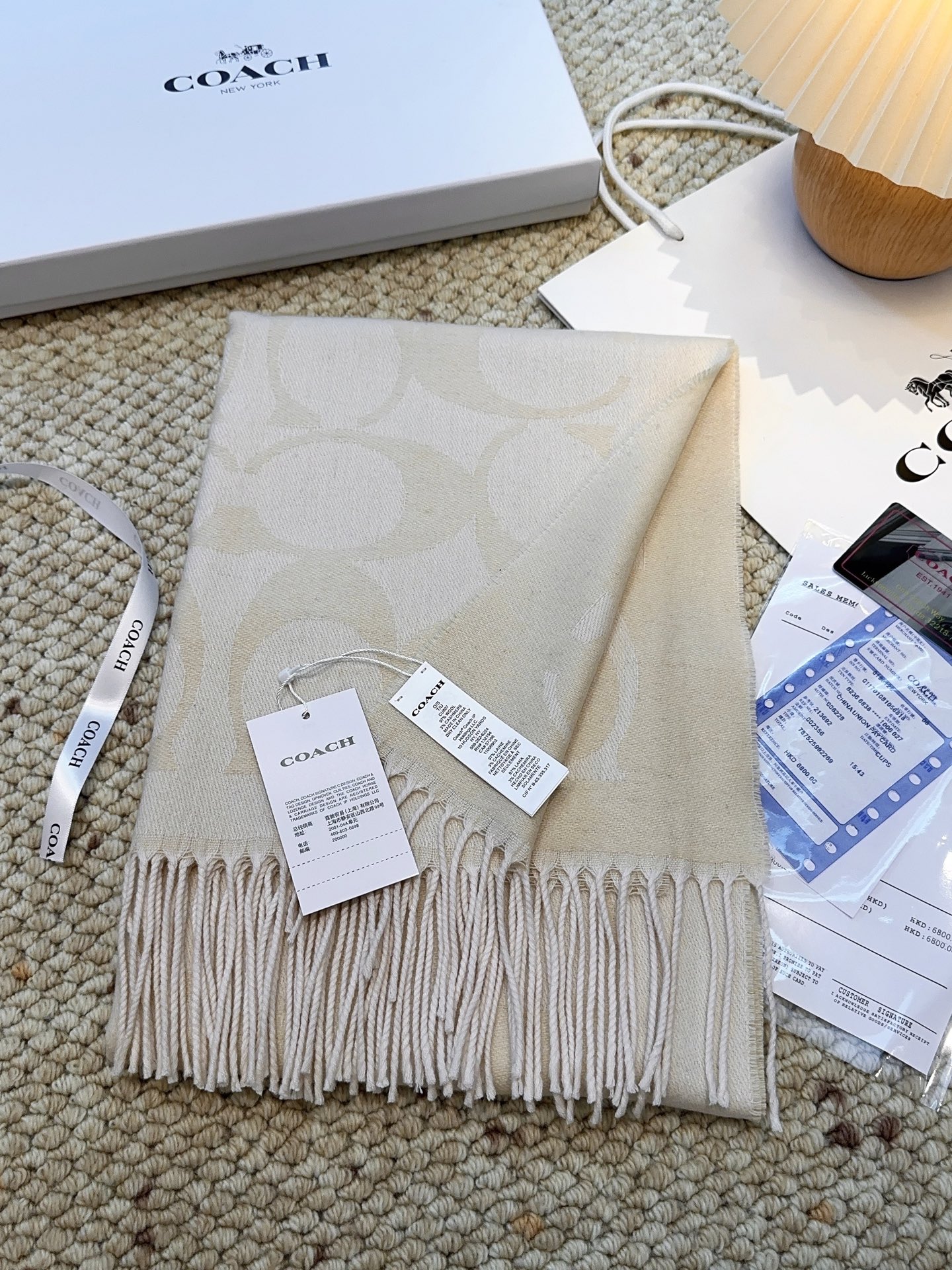 ￥150 蔻驰 2025年新款到！品质好 原版原标 懂行入 Coach爆款！太好看了吧！不仅有颜值还有品质，手感超级软糯和舒服，整体宽度还可以，算是个小披肩。正反面做的互补色，一面是深色logo搭配浅色底，另一面是相反色，秋冬围巾一定要冲这一条！97羊毛3羊绒 规格48*200