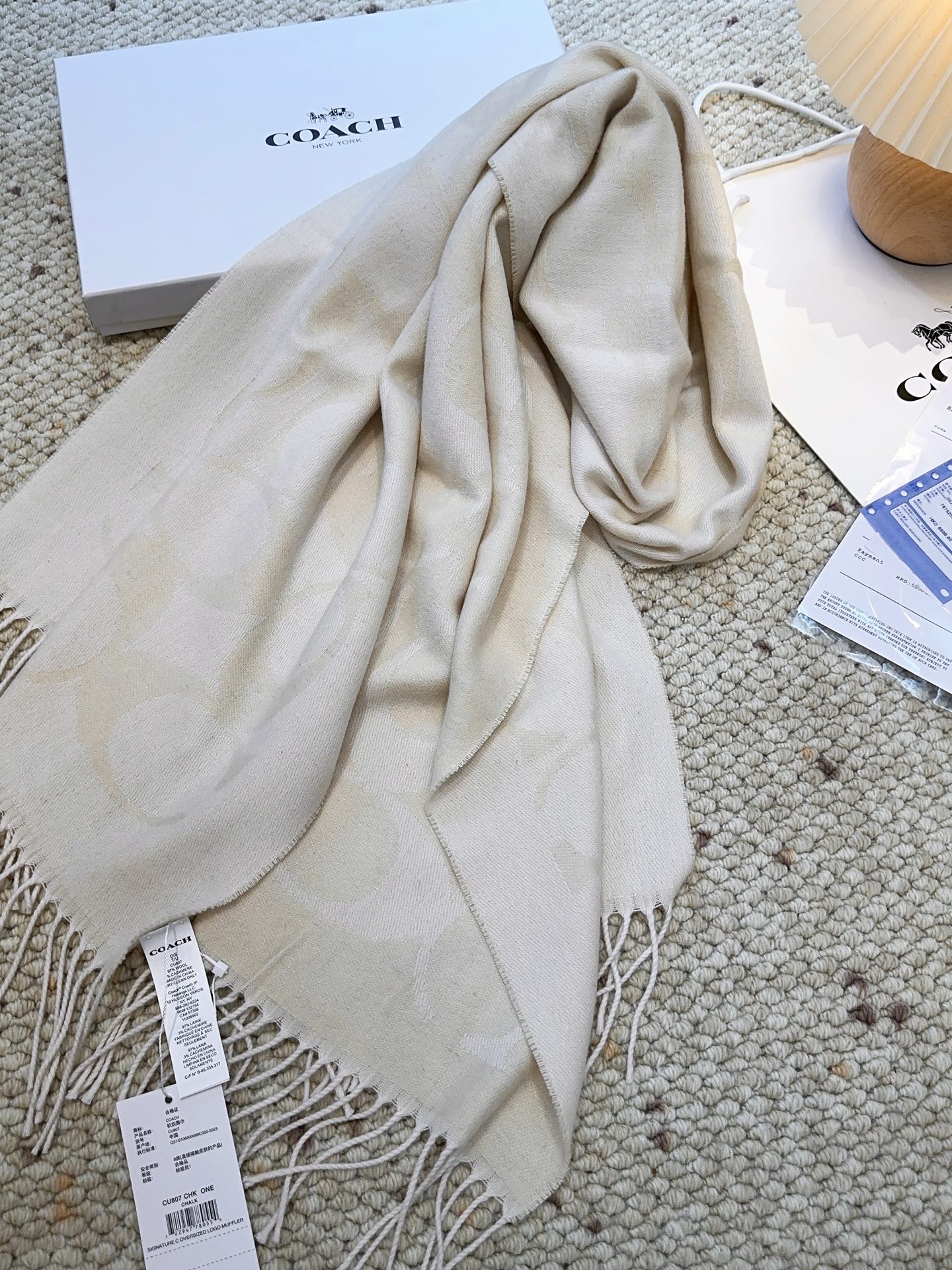 ￥150 蔻驰 2025年新款到！品质好 原版原标 懂行入 Coach爆款！太好看了吧！不仅有颜值还有品质，手感超级软糯和舒服，整体宽度还可以，算是个小披肩。正反面做的互补色，一面是深色logo搭配浅色底，另一面是相反色，秋冬围巾一定要冲这一条！97羊毛3羊绒 规格48*200
