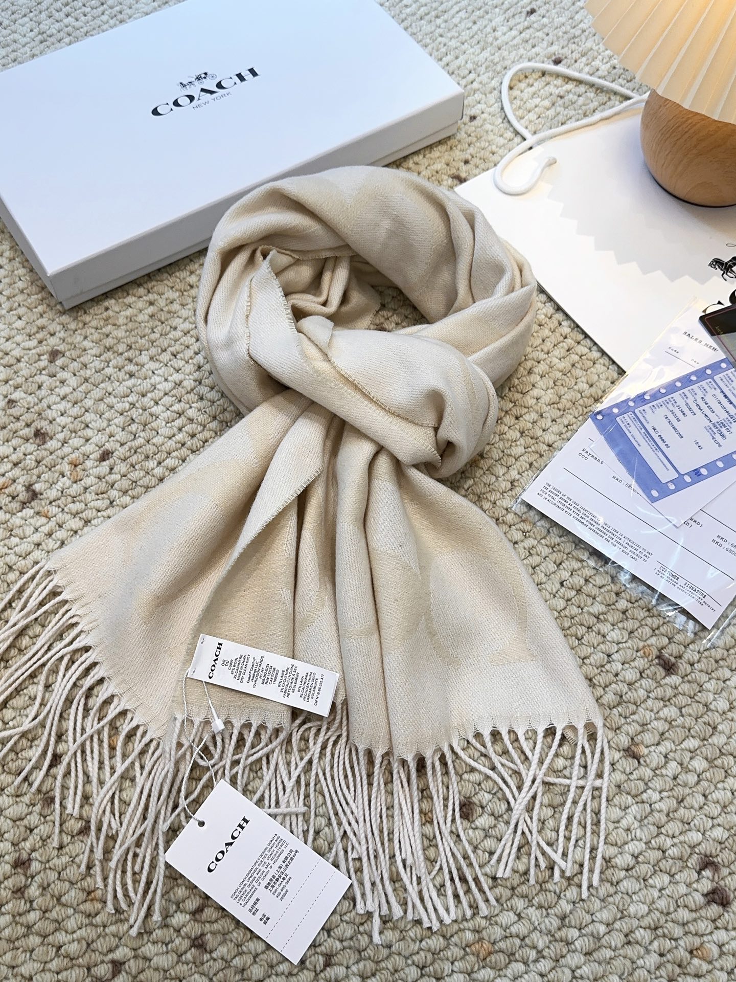 ￥150 蔻驰 2025年新款到！品质好 原版原标 懂行入 Coach爆款！太好看了吧！不仅有颜值还有品质，手感超级软糯和舒服，整体宽度还可以，算是个小披肩。正反面做的互补色，一面是深色logo搭配浅色底，另一面是相反色，秋冬围巾一定要冲这一条！97羊毛3羊绒 规格48*200