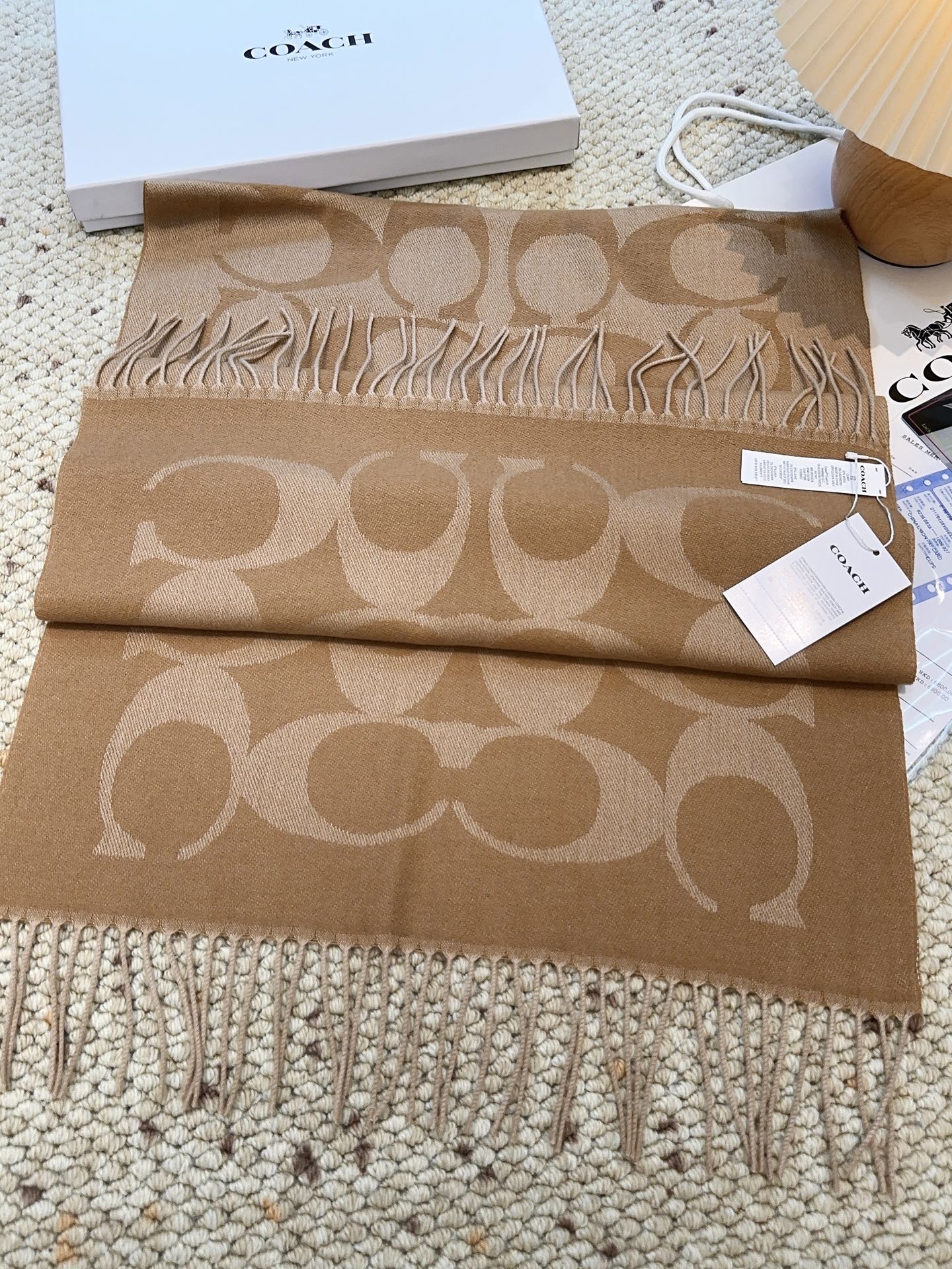 ￥150 蔻驰 2025年新款到！品质好 原版原标 懂行入 Coach爆款！太好看了吧！不仅有颜值还有品质，手感超级软糯和舒服，整体宽度还可以，算是个小披肩。正反面做的互补色，一面是深色logo搭配浅色底，另一面是相反色，秋冬围巾一定要冲这一条！97羊毛3羊绒 规格48*200