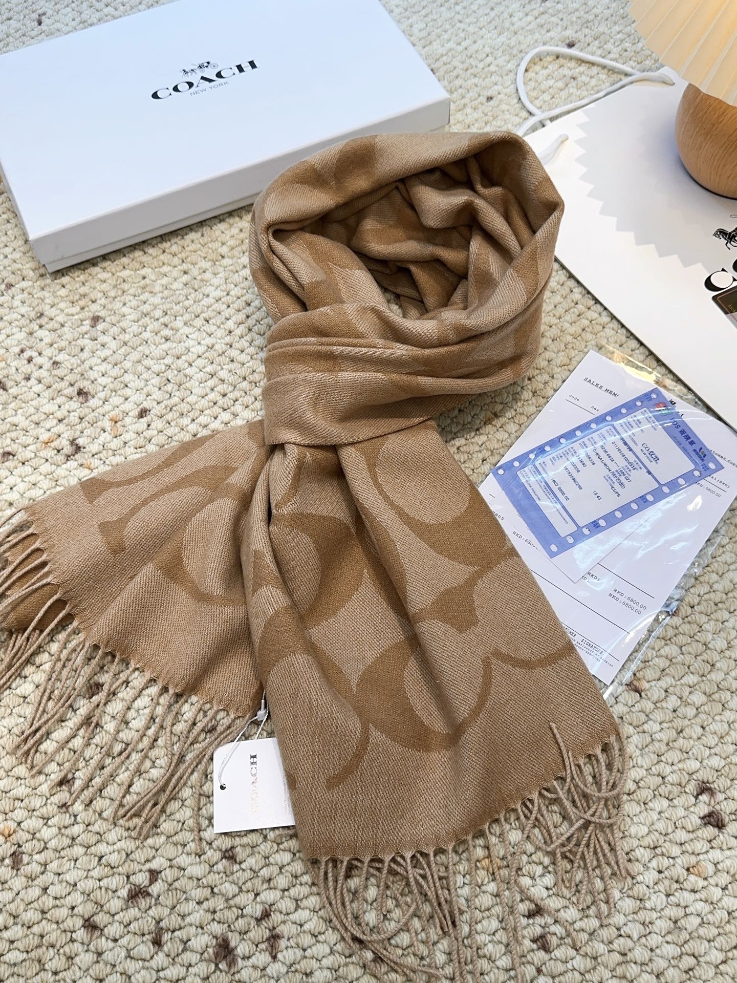 ￥150 蔻驰 2025年新款到！品质好 原版原标 懂行入 Coach爆款！太好看了吧！不仅有颜值还有品质，手感超级软糯和舒服，整体宽度还可以，算是个小披肩。正反面做的互补色，一面是深色logo搭配浅色底，另一面是相反色，秋冬围巾一定要冲这一条！97羊毛3羊绒 规格48*200