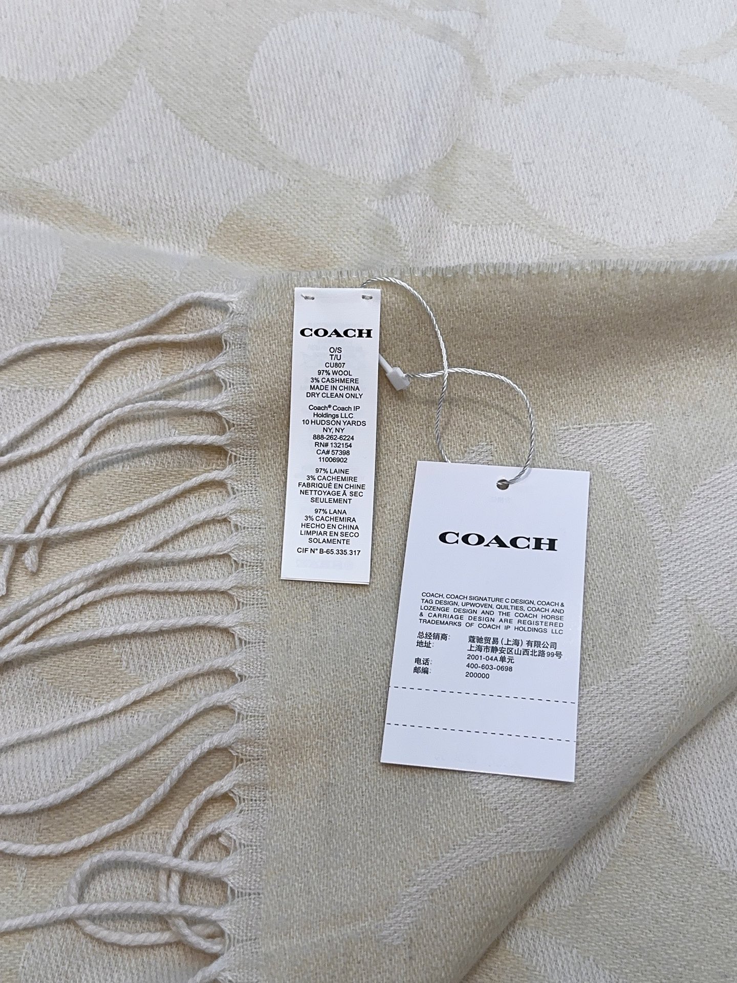 ￥150 蔻驰 2025年新款到！品质好 原版原标 懂行入 Coach爆款！太好看了吧！不仅有颜值还有品质，手感超级软糯和舒服，整体宽度还可以，算是个小披肩。正反面做的互补色，一面是深色logo搭配浅色底，另一面是相反色，秋冬围巾一定要冲这一条！97羊毛3羊绒 规格48*200