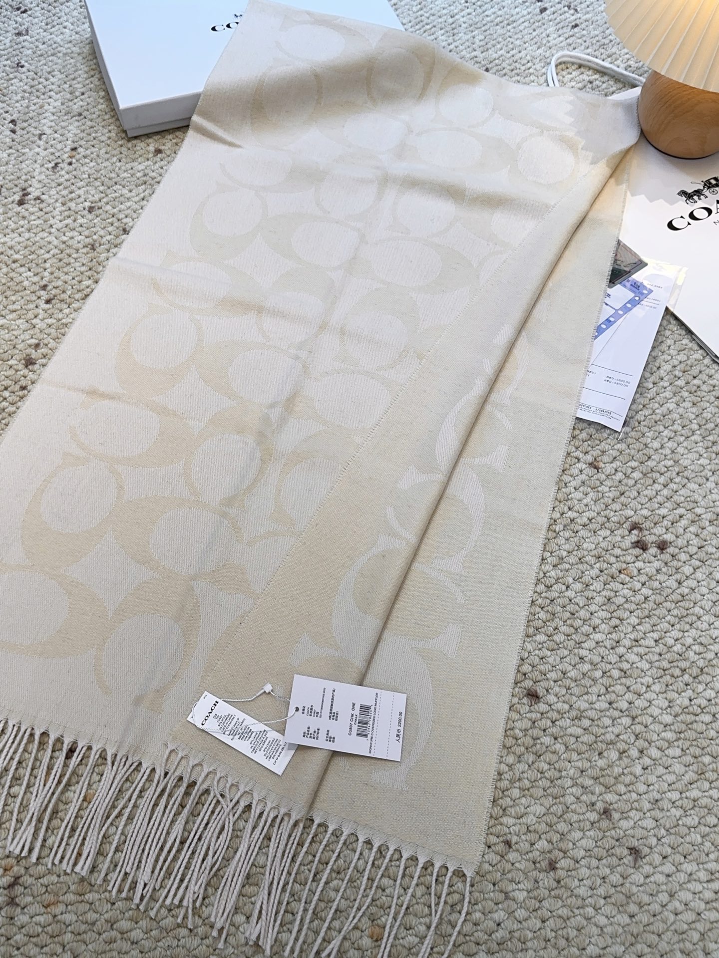 ￥150 蔻驰 2025年新款到！品质好 原版原标 懂行入 Coach爆款！太好看了吧！不仅有颜值还有品质，手感超级软糯和舒服，整体宽度还可以，算是个小披肩。正反面做的互补色，一面是深色logo搭配浅色底，另一面是相反色，秋冬围巾一定要冲这一条！97羊毛3羊绒 规格48*200