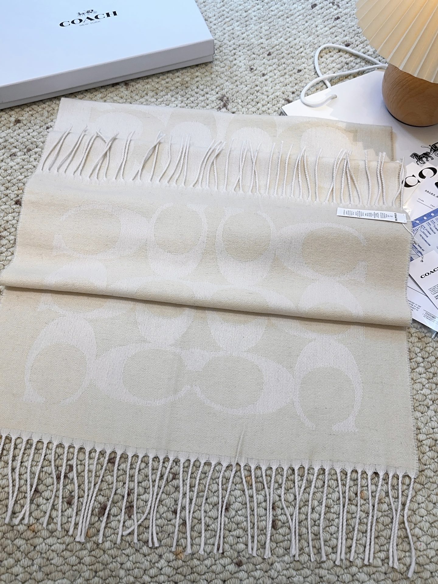 ￥150 蔻驰 2025年新款到！品质好 原版原标 懂行入 Coach爆款！太好看了吧！不仅有颜值还有品质，手感超级软糯和舒服，整体宽度还可以，算是个小披肩。正反面做的互补色，一面是深色logo搭配浅色底，另一面是相反色，秋冬围巾一定要冲这一条！97羊毛3羊绒 规格48*200