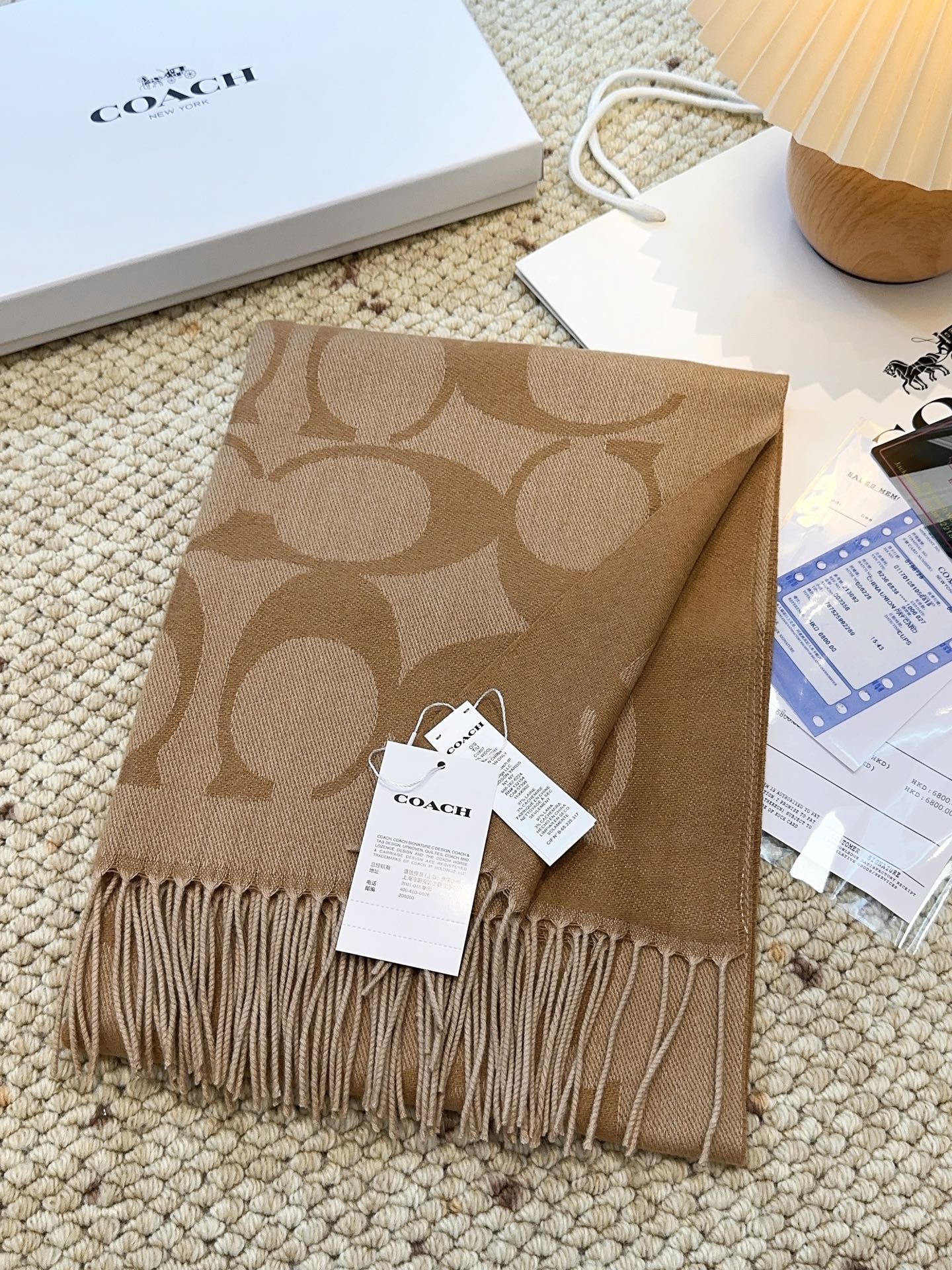 ￥150 蔻驰 2025年新款到！品质好 原版原标 懂行入 Coach爆款！太好看了吧！不仅有颜值还有品质，手感超级软糯和舒服，整体宽度还可以，算是个小披肩。正反面做的互补色，一面是深色logo搭配浅色底，另一面是相反色，秋冬围巾一定要冲这一条！97羊毛3羊绒 规格48*200