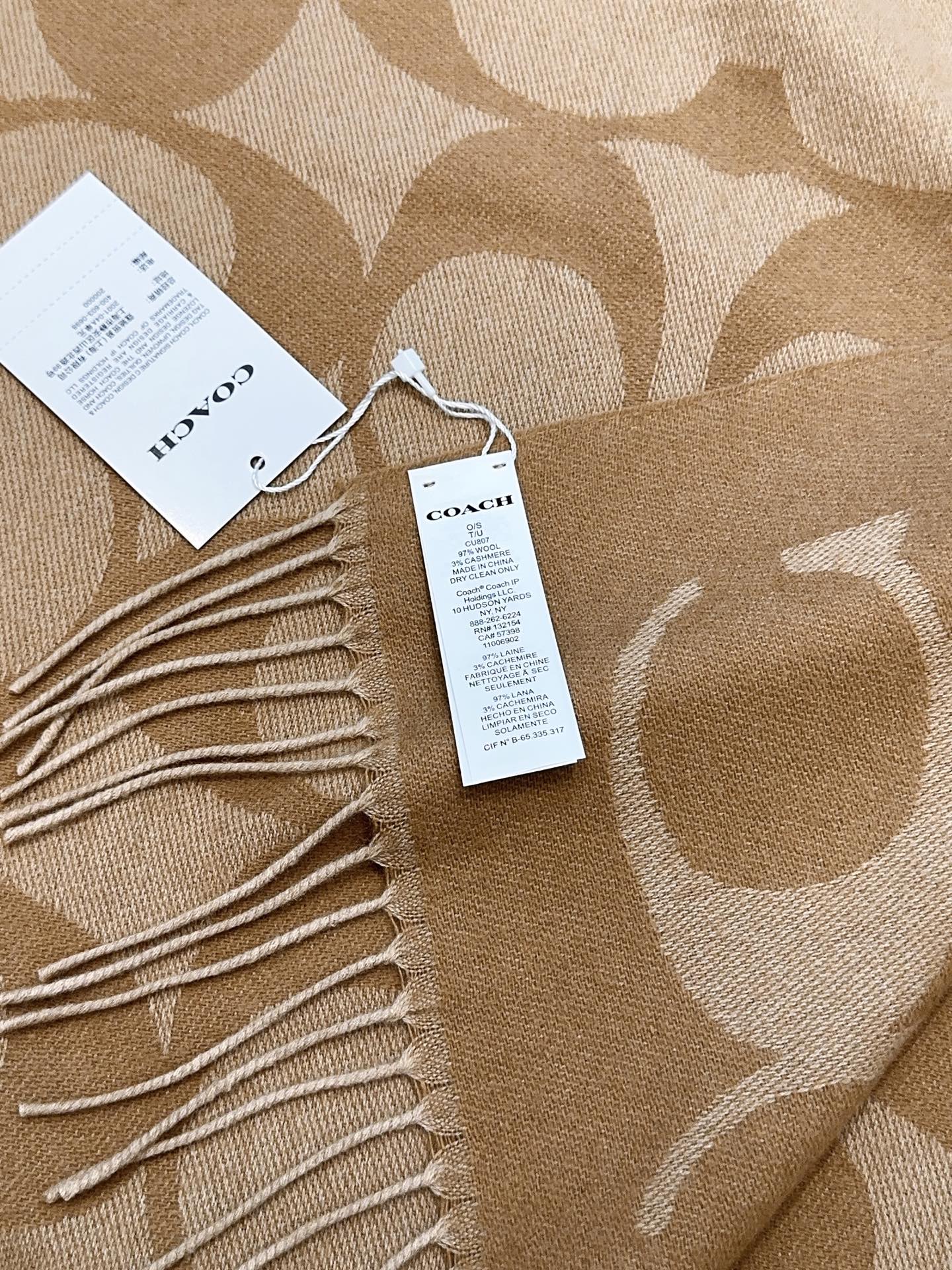 ￥150 蔻驰 2025年新款到！品质好 原版原标 懂行入 Coach爆款！太好看了吧！不仅有颜值还有品质，手感超级软糯和舒服，整体宽度还可以，算是个小披肩。正反面做的互补色，一面是深色logo搭配浅色底，另一面是相反色，秋冬围巾一定要冲这一条！97羊毛3羊绒 规格48*200