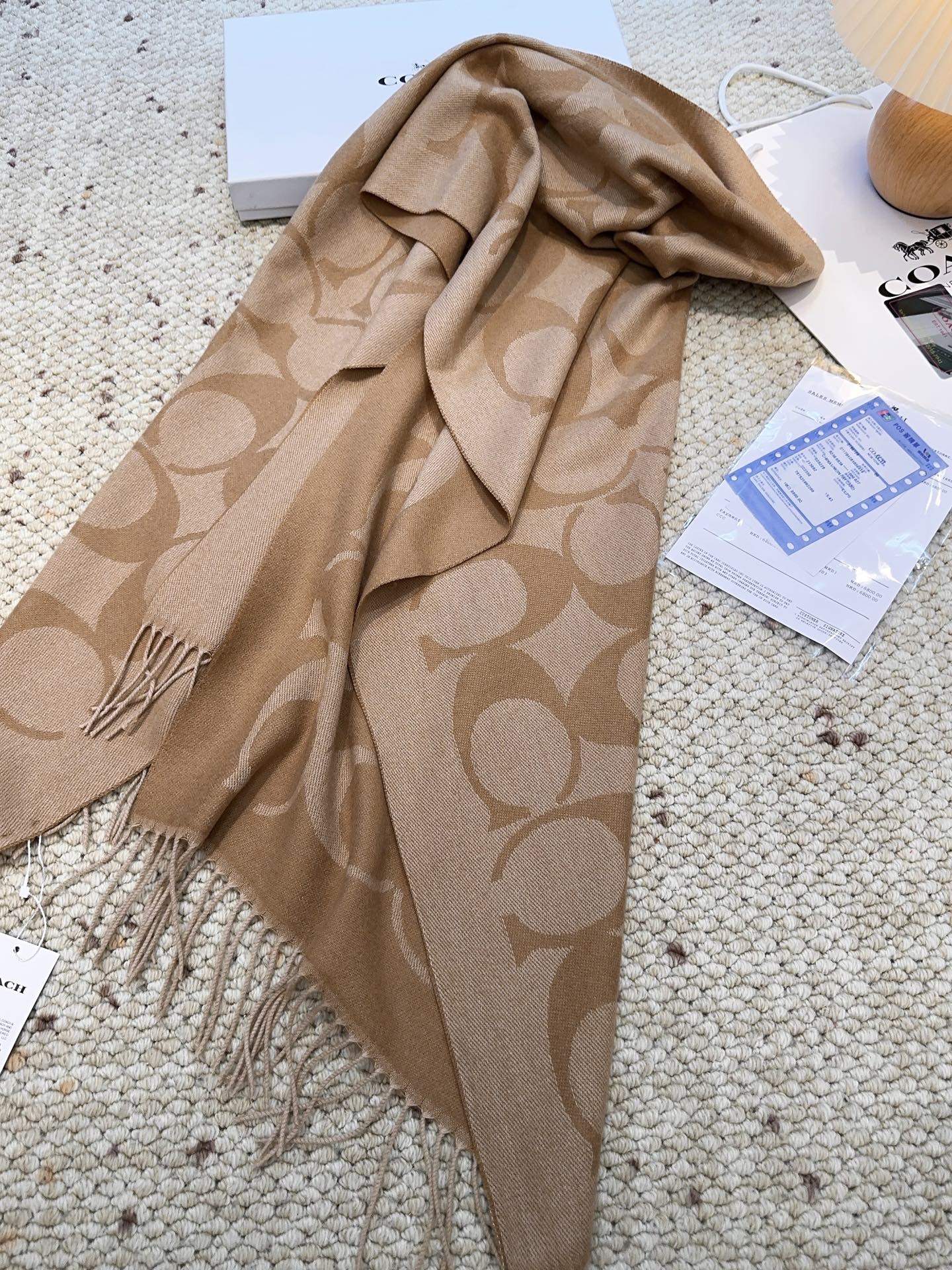 ￥150 蔻驰 2025年新款到！品质好 原版原标 懂行入 Coach爆款！太好看了吧！不仅有颜值还有品质，手感超级软糯和舒服，整体宽度还可以，算是个小披肩。正反面做的互补色，一面是深色logo搭配浅色底，另一面是相反色，秋冬围巾一定要冲这一条！97羊毛3羊绒 规格48*200