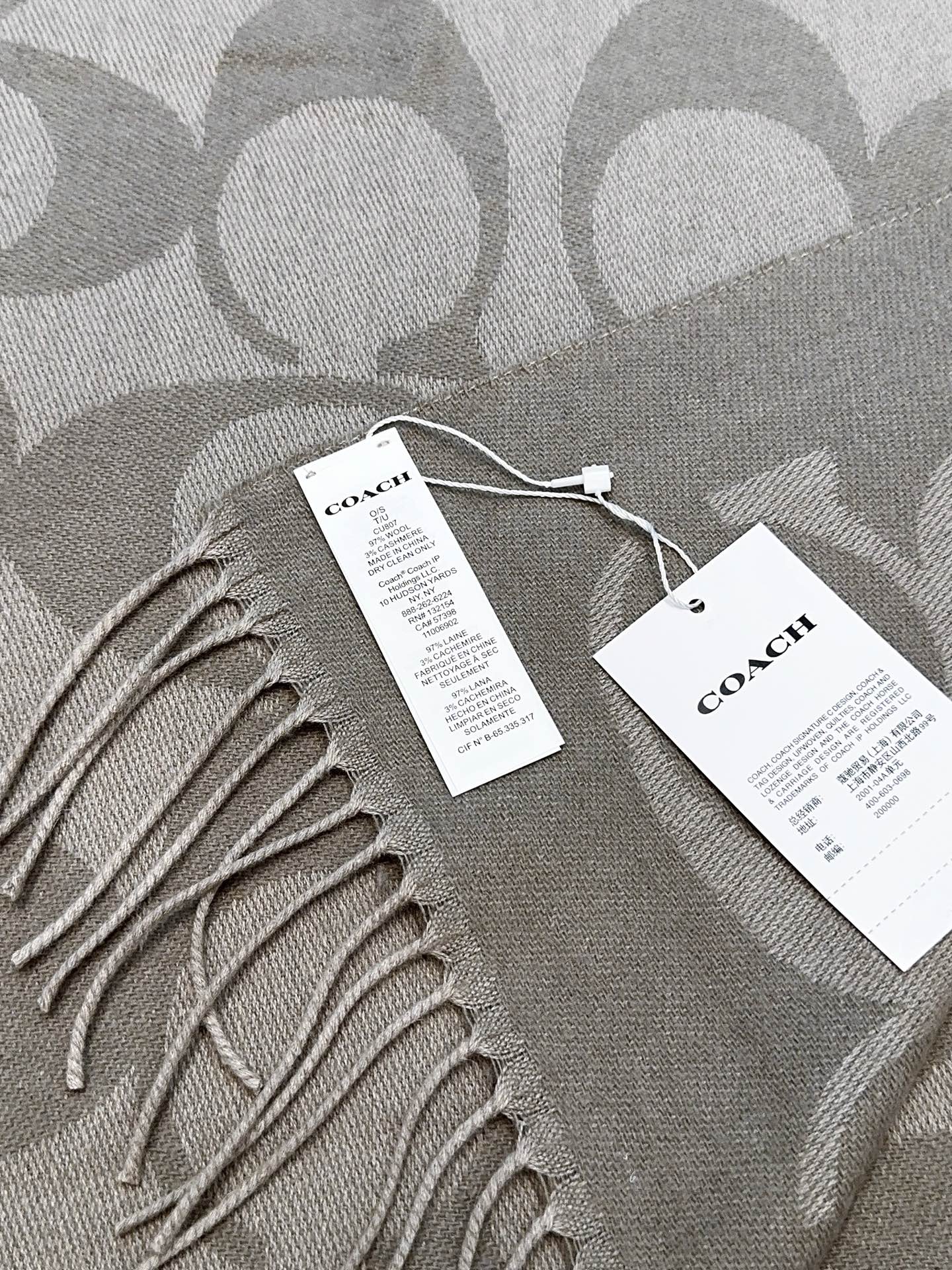 ￥150 蔻驰 2025年新款到！品质好 原版原标 懂行入 Coach爆款！太好看了吧！不仅有颜值还有品质，手感超级软糯和舒服，整体宽度还可以，算是个小披肩。正反面做的互补色，一面是深色logo搭配浅色底，另一面是相反色，秋冬围巾一定要冲这一条！97羊毛3羊绒 规格48*200