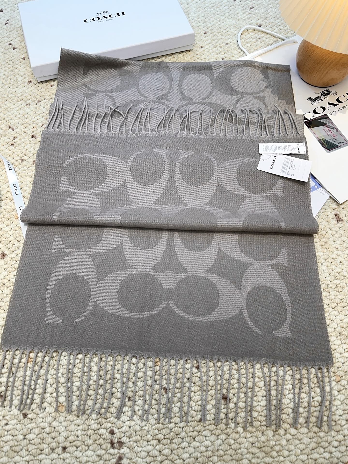 ￥150 蔻驰 2025年新款到！品质好 原版原标 懂行入 Coach爆款！太好看了吧！不仅有颜值还有品质，手感超级软糯和舒服，整体宽度还可以，算是个小披肩。正反面做的互补色，一面是深色logo搭配浅色底，另一面是相反色，秋冬围巾一定要冲这一条！97羊毛3羊绒 规格48*200