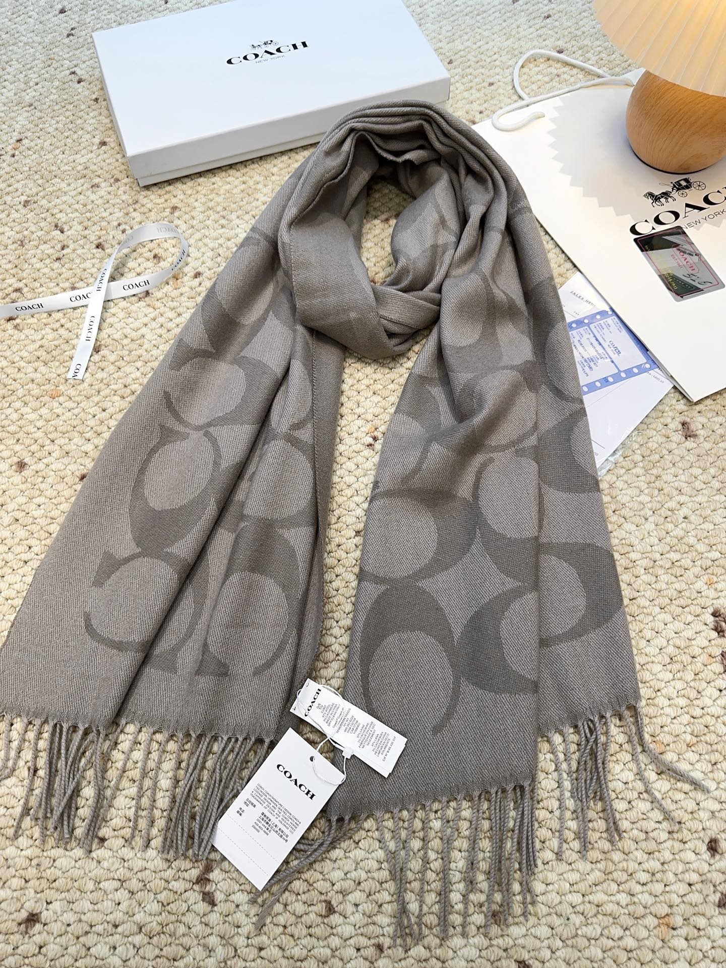 ￥150 蔻驰 2025年新款到！品质好 原版原标 懂行入 Coach爆款！太好看了吧！不仅有颜值还有品质，手感超级软糯和舒服，整体宽度还可以，算是个小披肩。正反面做的互补色，一面是深色logo搭配浅色底，另一面是相反色，秋冬围巾一定要冲这一条！97羊毛3羊绒 规格48*200