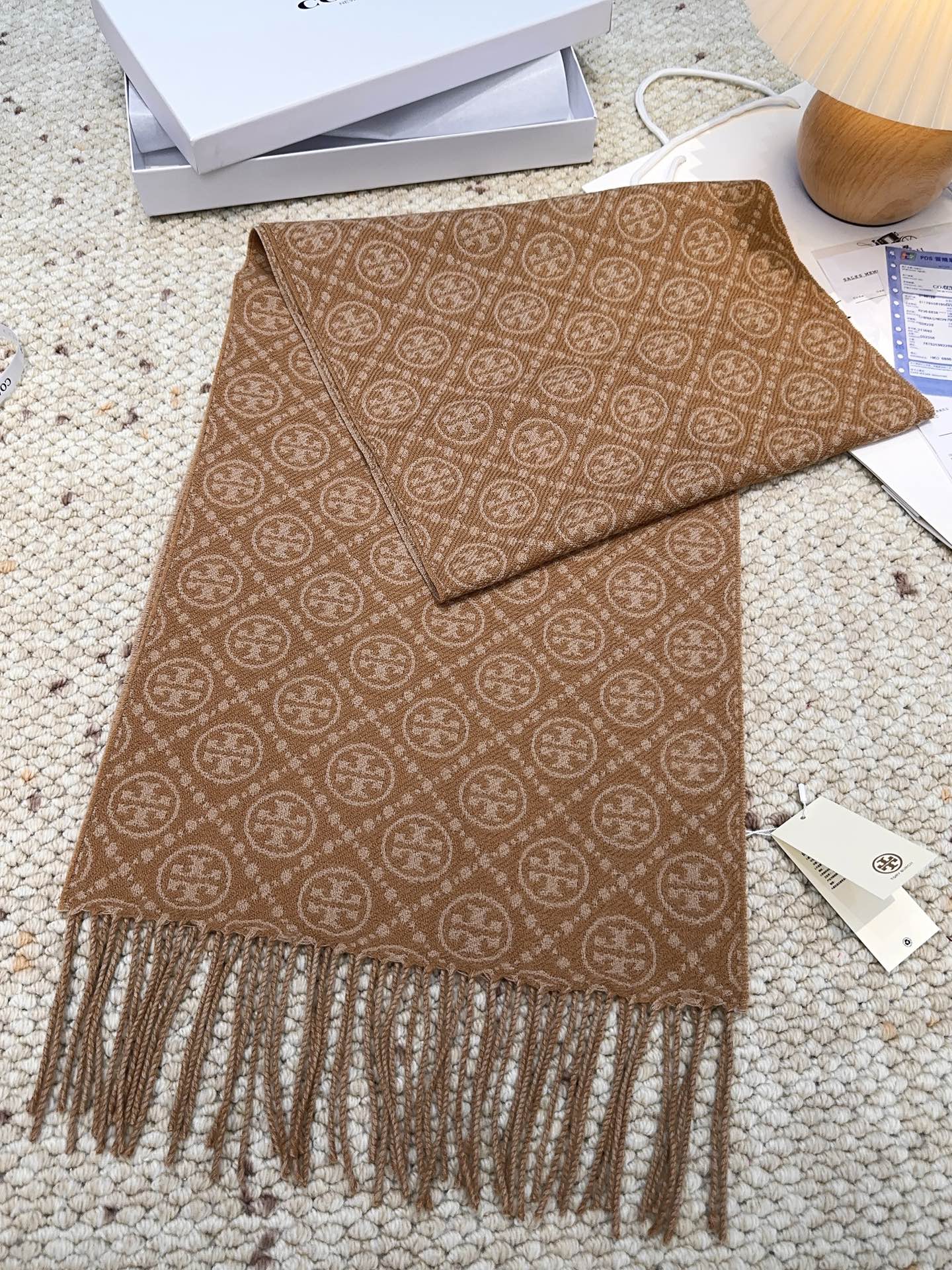 ￥145 专柜同步！TORY BURCH 【托里伯奇长巾】很幸运拿到這个品牌的东西，真的不多见，很少在国內做订单，款式真的少的可怜❗️❗️❗️顶尖奢侈品牌，秉承传统，技艺，热诚，散发独特的贵族气息！本款为专柜的橱窗定制款！围巾整体构图为他们品牌最经典的LOGO风格设计。规格：30 *190