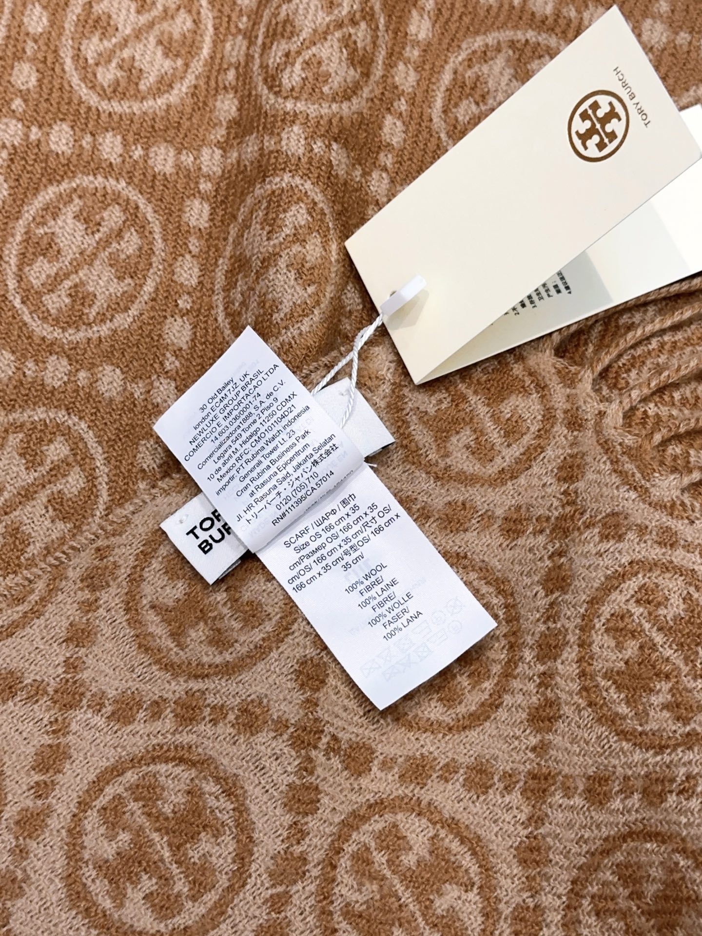 ￥145 专柜同步！TORY BURCH 【托里伯奇长巾】很幸运拿到這个品牌的东西，真的不多见，很少在国內做订单，款式真的少的可怜❗️❗️❗️顶尖奢侈品牌，秉承传统，技艺，热诚，散发独特的贵族气息！本款为专柜的橱窗定制款！围巾整体构图为他们品牌最经典的LOGO风格设计。规格：30 *190
