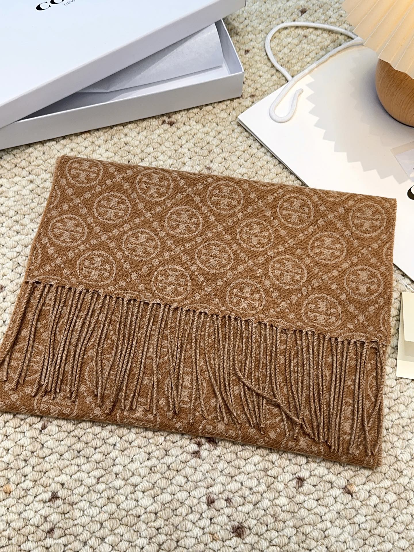 ￥145 专柜同步！TORY BURCH 【托里伯奇长巾】很幸运拿到這个品牌的东西，真的不多见，很少在国內做订单，款式真的少的可怜❗️❗️❗️顶尖奢侈品牌，秉承传统，技艺，热诚，散发独特的贵族气息！本款为专柜的橱窗定制款！围巾整体构图为他们品牌最经典的LOGO风格设计。规格：30 *190