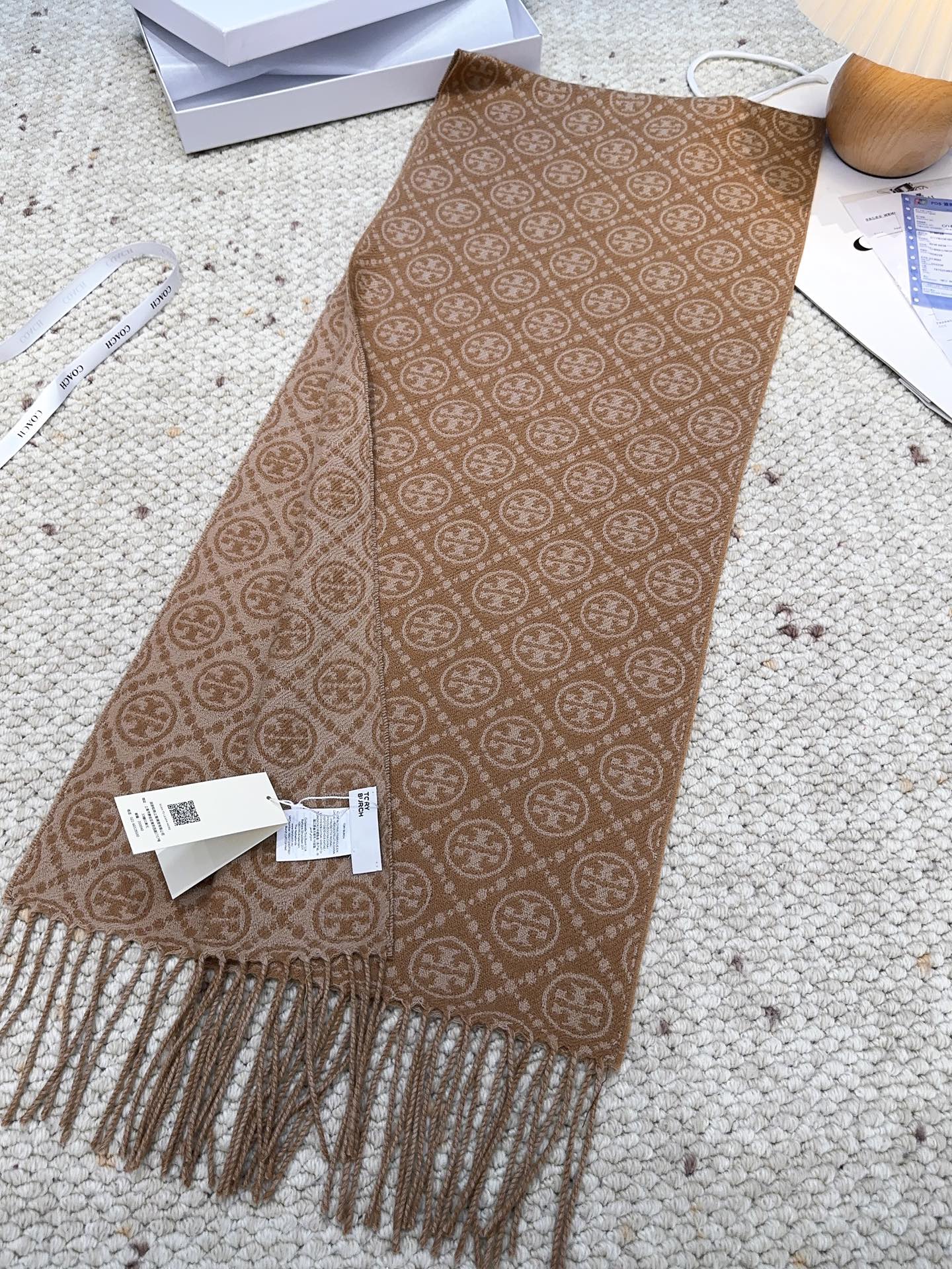 ￥145 专柜同步！TORY BURCH 【托里伯奇长巾】很幸运拿到這个品牌的东西，真的不多见，很少在国內做订单，款式真的少的可怜❗️❗️❗️顶尖奢侈品牌，秉承传统，技艺，热诚，散发独特的贵族气息！本款为专柜的橱窗定制款！围巾整体构图为他们品牌最经典的LOGO风格设计。规格：30 *190