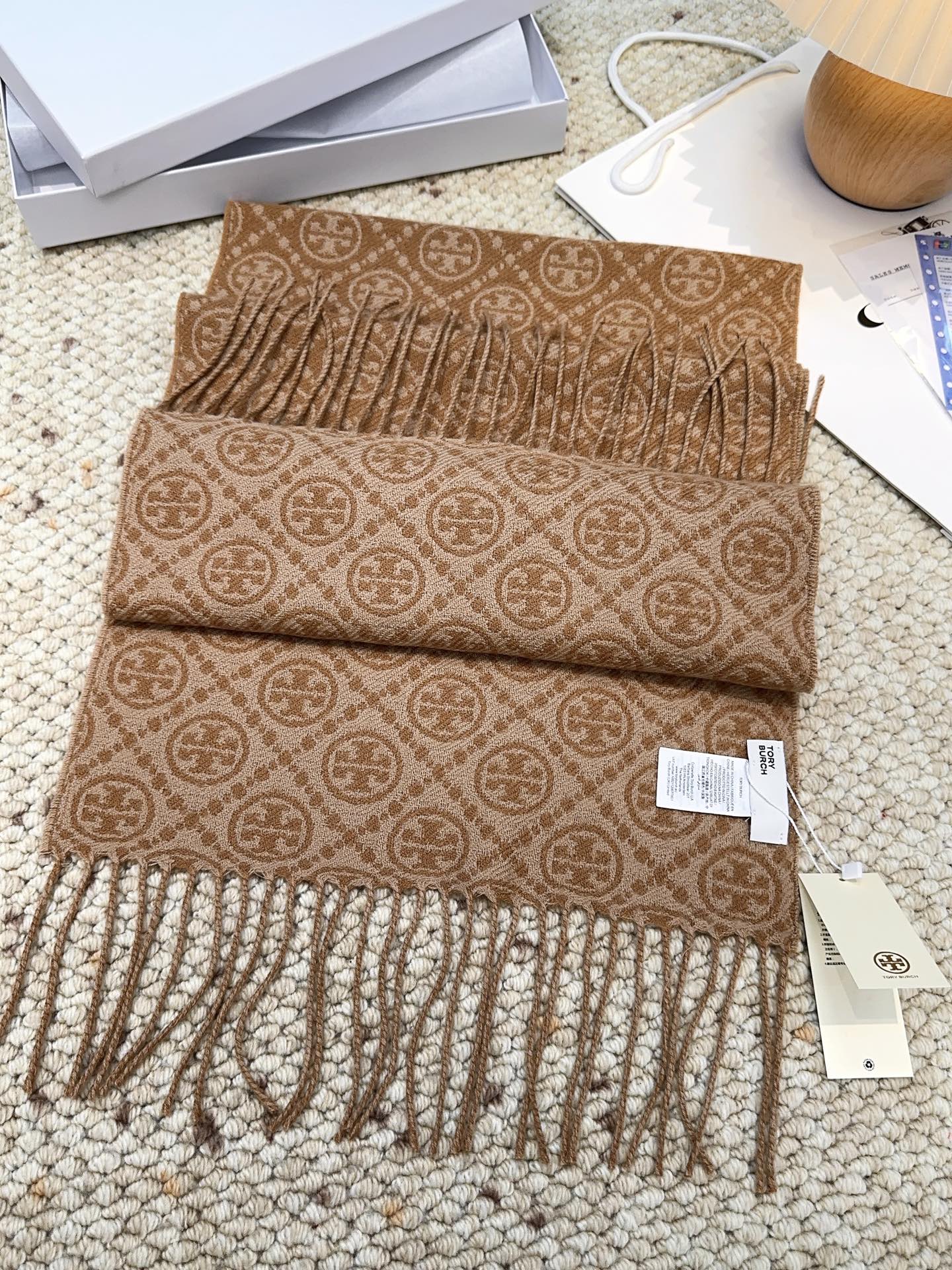 ￥145 专柜同步！TORY BURCH 【托里伯奇长巾】很幸运拿到這个品牌的东西，真的不多见，很少在国內做订单，款式真的少的可怜❗️❗️❗️顶尖奢侈品牌，秉承传统，技艺，热诚，散发独特的贵族气息！本款为专柜的橱窗定制款！围巾整体构图为他们品牌最经典的LOGO风格设计。规格：30 *190